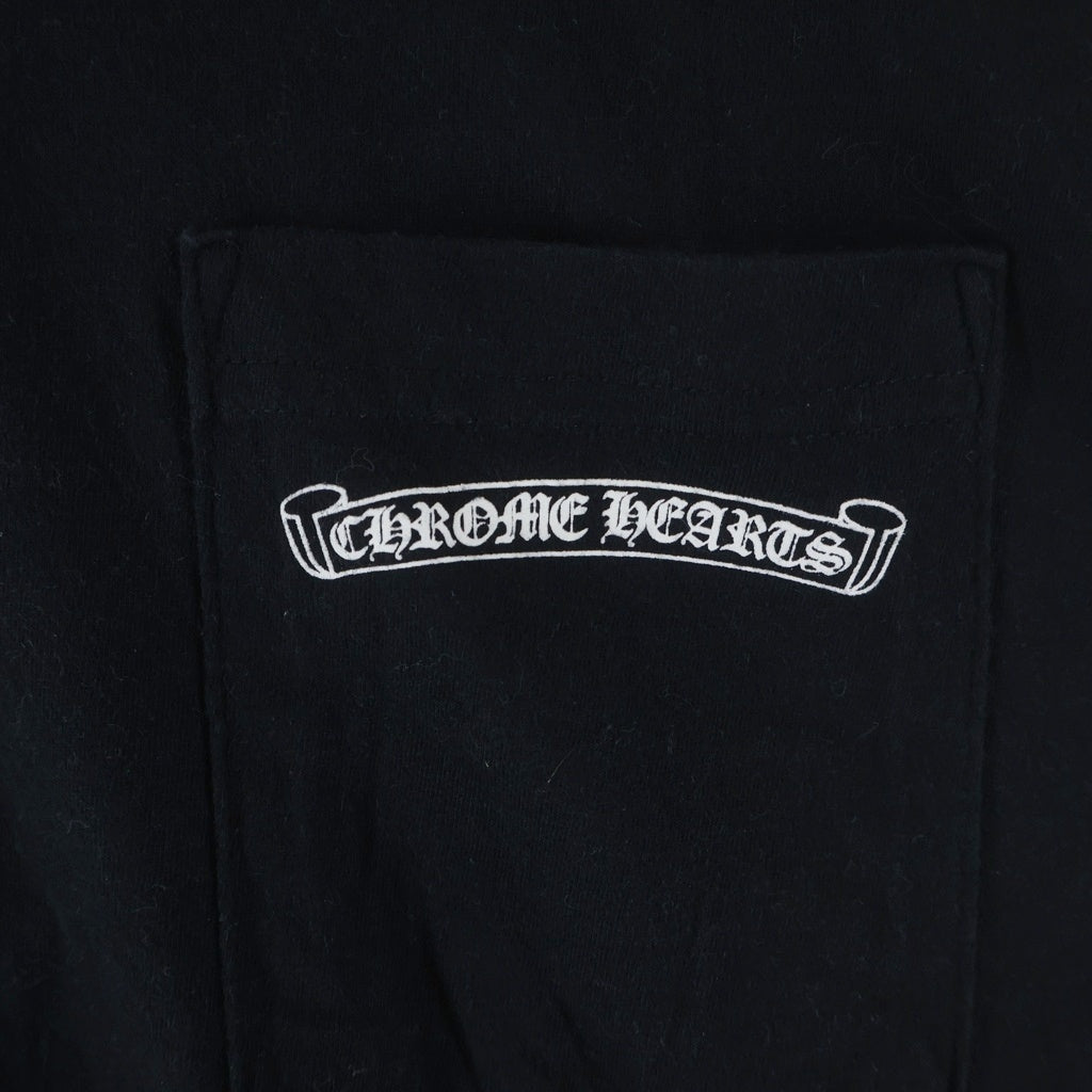 CHROME HEARTS(クロムハーツ) ARCH USA LOGO SCROLL RABEL TEE スクロールラベル アーチロゴ 胸ポケット半袖プリントTシャツ ブラック
