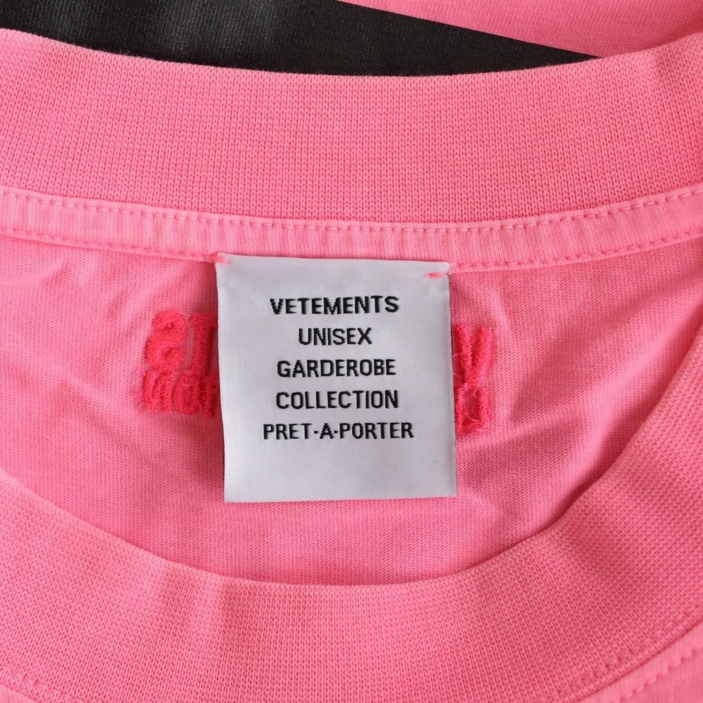 VETEMENTS(ヴェトモン) Hello My Name Is Tee UA65TR110P ハローマイネームイズ プリントTシャツ 半袖 ピンク