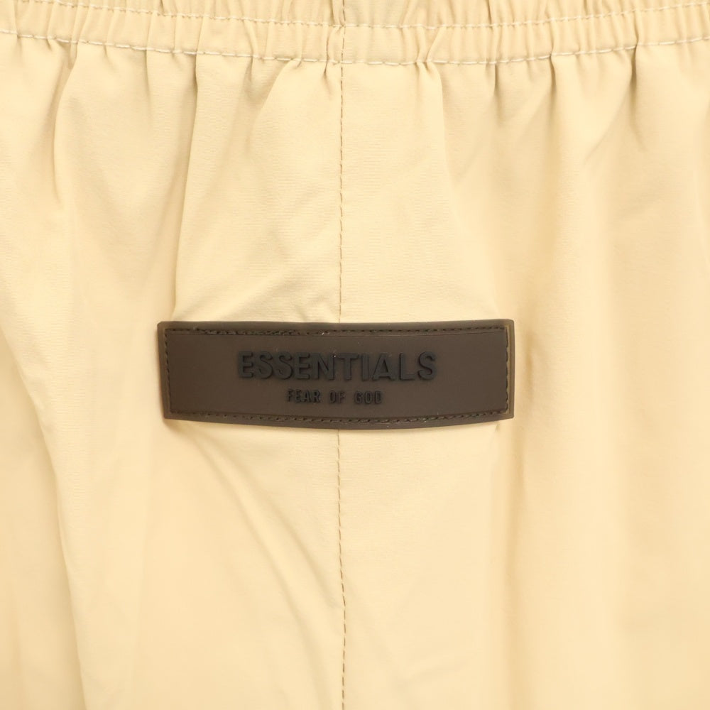 FEAR OF GOD ESSENTIALS(フィアオブゴッド エッセンシャルズ) SHORT PANTS ラバーロゴ ナイロンハーフパンツ ショーツ ベージュ