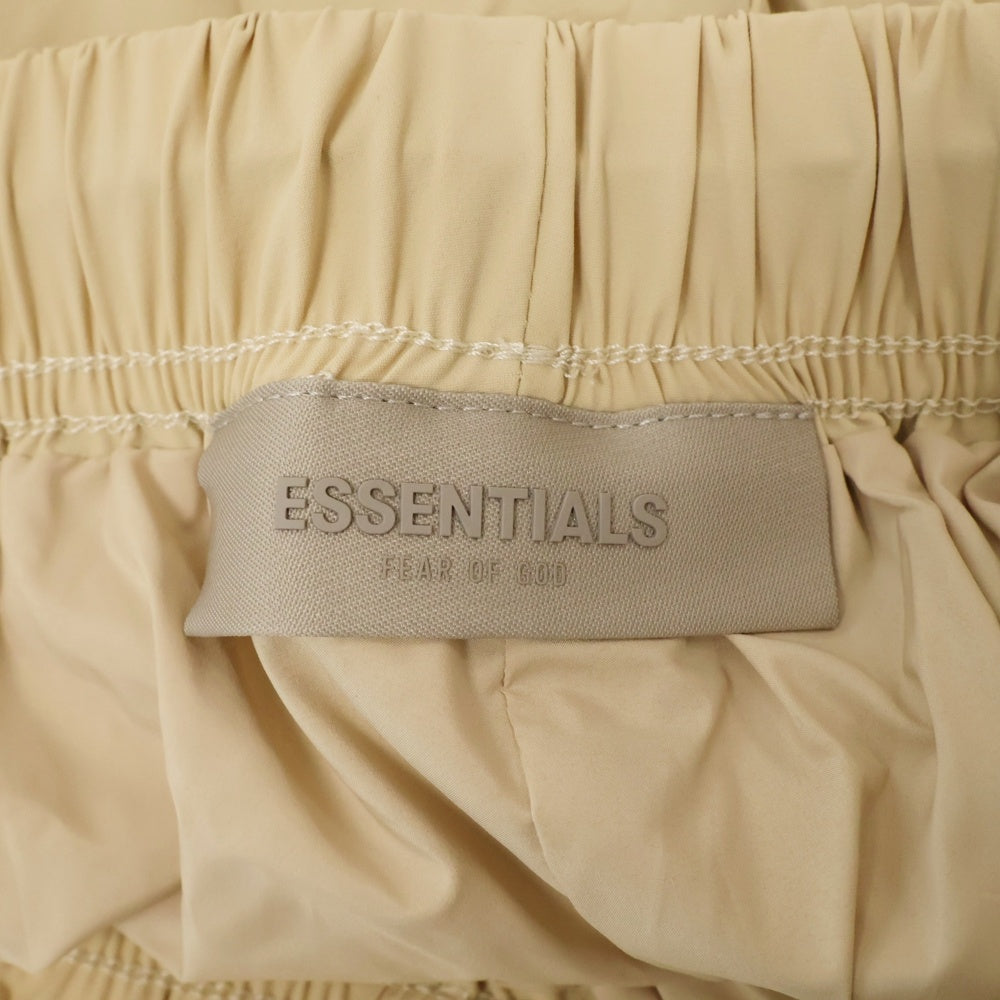 FEAR OF GOD ESSENTIALS(フィアオブゴッド エッセンシャルズ) SHORT PANTS ラバーロゴ ナイロンハーフパンツ ショーツ ベージュ