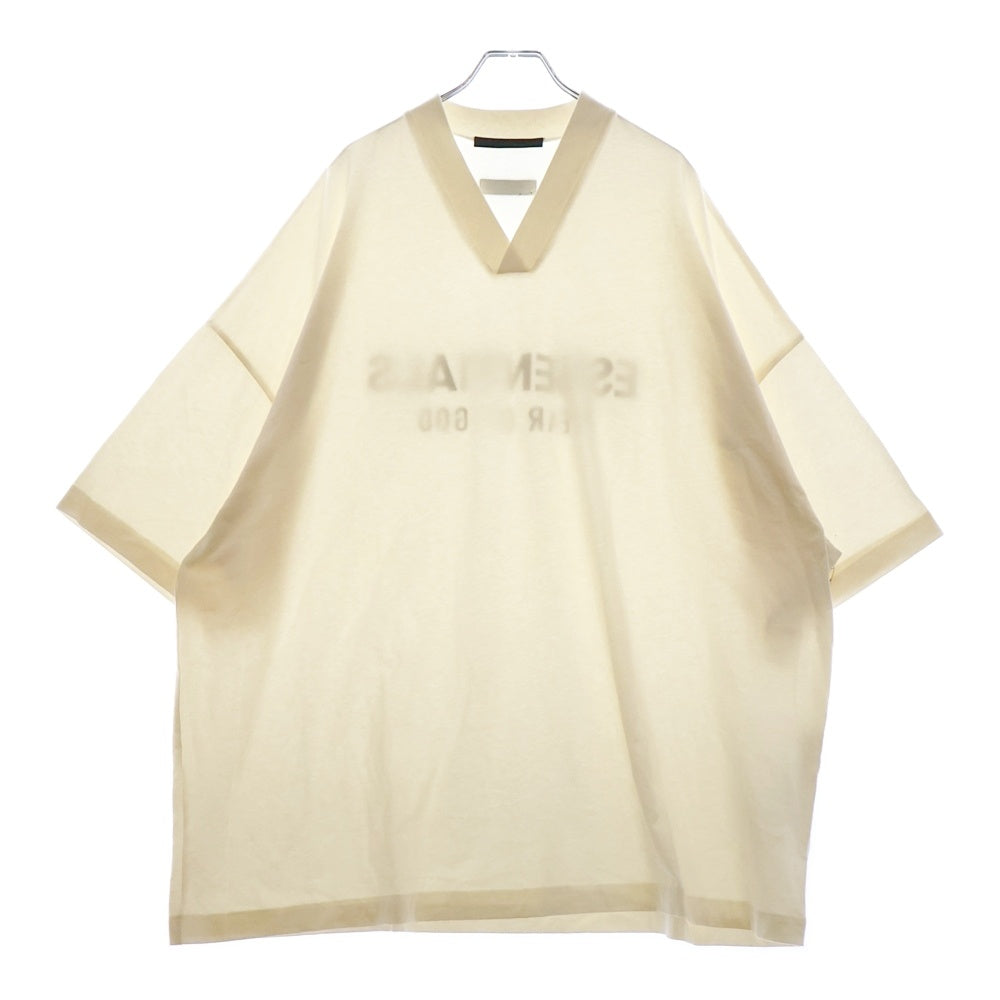 FEAR OF GOD ESSENTIALS(フィアオブゴッド エッセンシャルズ) S/S T-SHIRT バックラバーロゴ Vネック半袖Tシャツ アイボリー