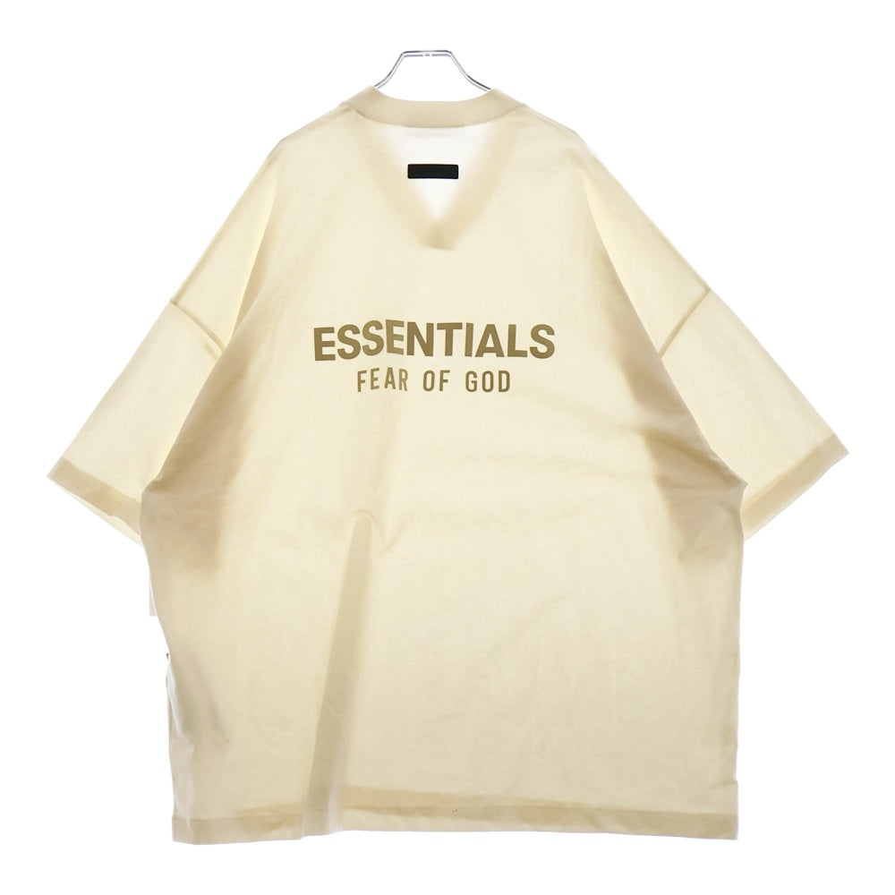 FEAR OF GOD ESSENTIALS(フィアオブゴッド エッセンシャルズ) S/S T-SHIRT バックラバーロゴ Vネック半袖Tシャツ アイボリー