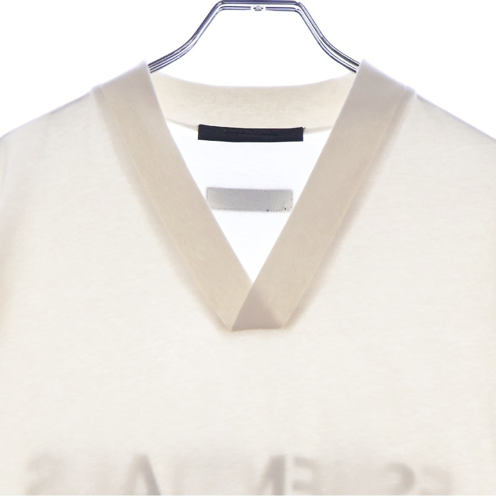 FEAR OF GOD ESSENTIALS(フィアオブゴッド エッセンシャルズ) S/S T-SHIRT バックラバーロゴ Vネック半袖Tシャツ アイボリー