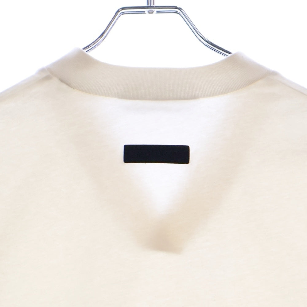 FEAR OF GOD ESSENTIALS(フィアオブゴッド エッセンシャルズ) S/S T-SHIRT バックラバーロゴ Vネック半袖Tシャツ アイボリー