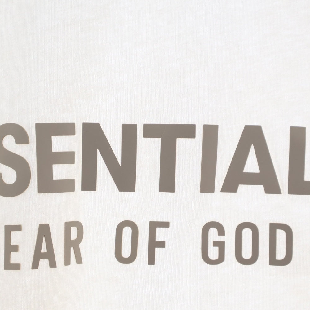 FEAR OF GOD ESSENTIALS(フィアオブゴッド エッセンシャルズ) S/S T-SHIRT バックラバーロゴ Vネック半袖Tシャツ アイボリー