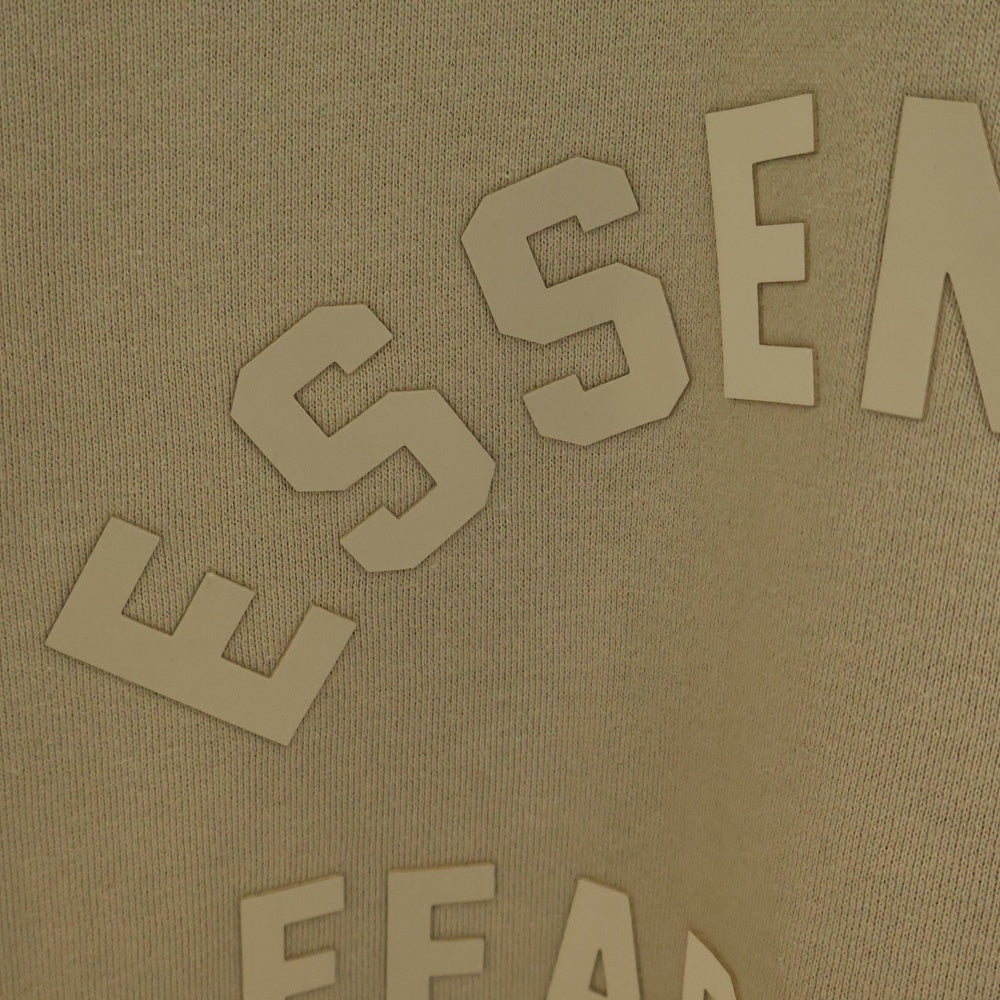 FEAR OF GOD ESSENTIALS(フィアオブゴッド エッセンシャルズ) SWEATSHRT フェルトロゴ クルーネックスウェットトレーナー ブラウン