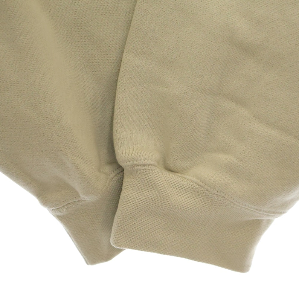 FEAR OF GOD ESSENTIALS(フィアオブゴッド エッセンシャルズ) SWEATSHRT 1977 フェルトロゴ クルーネックスウェットトレーナー ベージュ