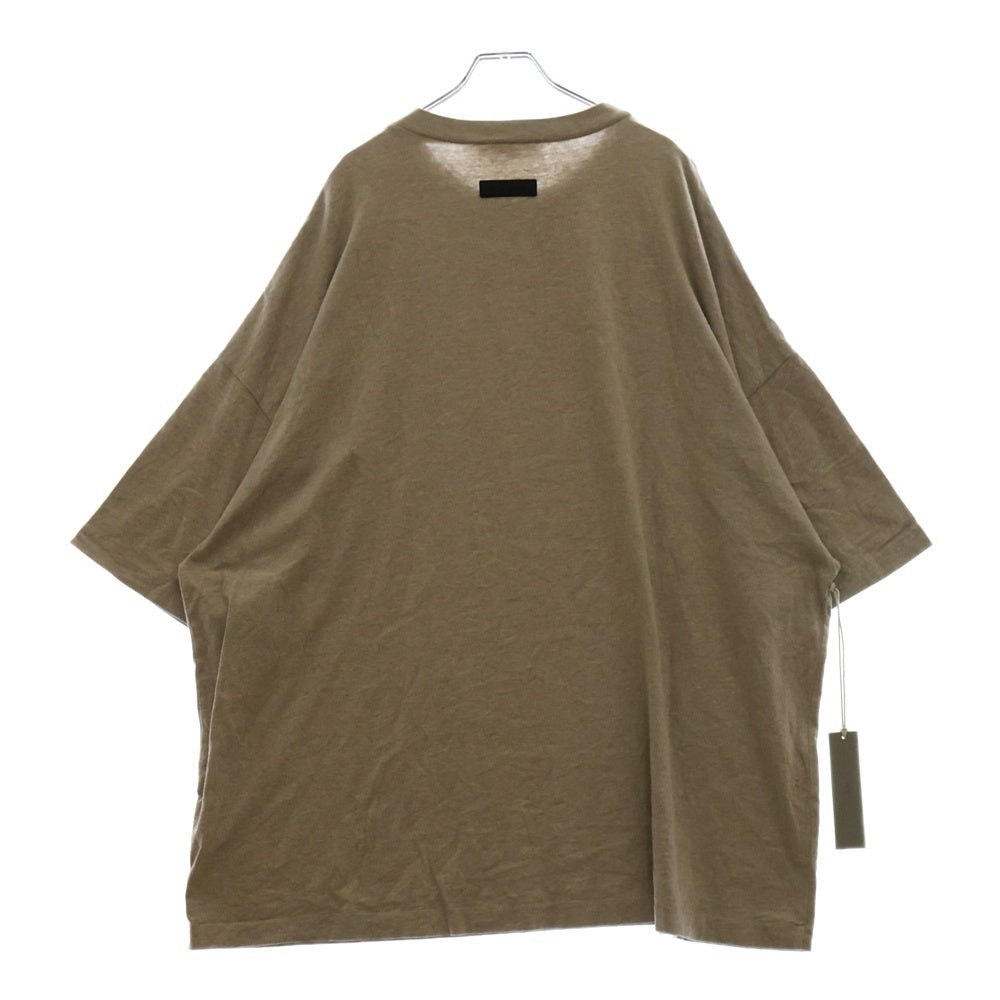 FEAR OF GOD ESSENTIALS(フィアオブゴッド エッセンシャルズ) S/S T-SHIRT フロントロゴ 半袖Tシャツ ベージュ