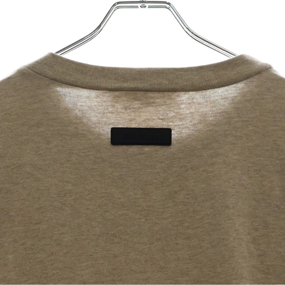 FEAR OF GOD ESSENTIALS(フィアオブゴッド エッセンシャルズ) S/S T-SHIRT フロントロゴ 半袖Tシャツ ベージュ