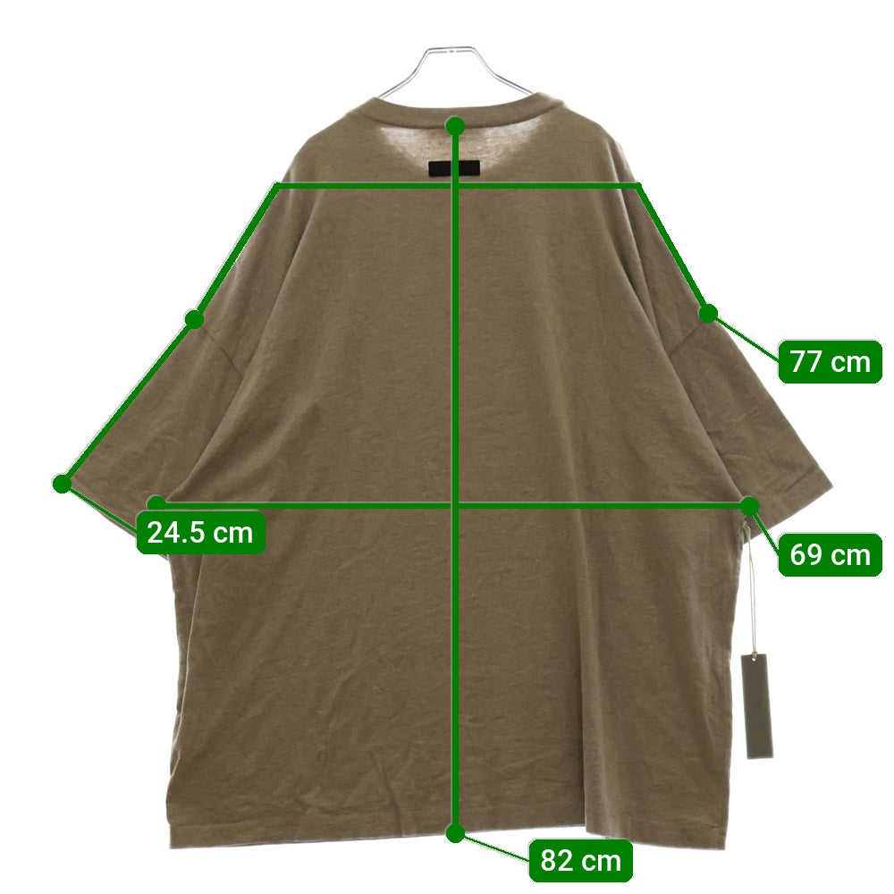 FEAR OF GOD ESSENTIALS(フィアオブゴッド エッセンシャルズ) S/S T-SHIRT フロントロゴ 半袖Tシャツ ベージュ