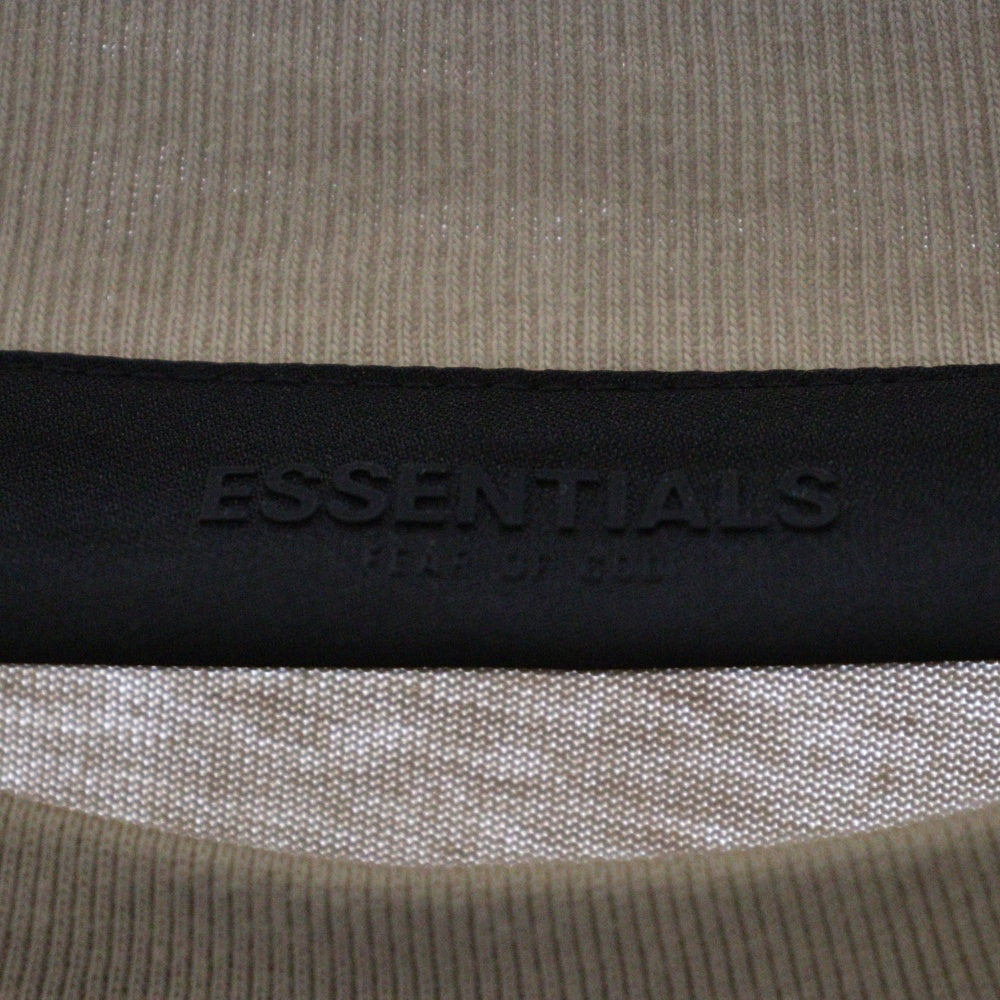 FEAR OF GOD ESSENTIALS(フィアオブゴッド エッセンシャルズ) L/S T-SHIRT フロントロゴ 長袖Tシャツ ロンT ベージュ