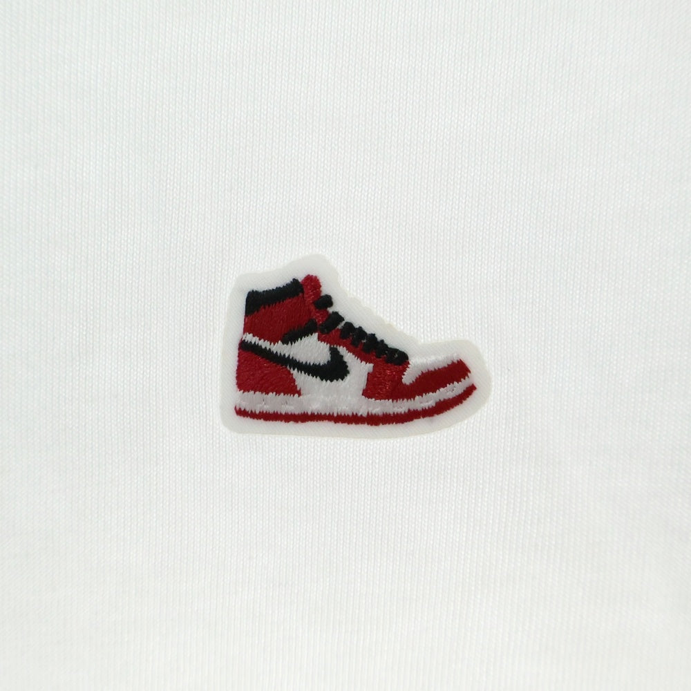 NIKE(ナイキ) JORDAN BRAND AS M J BRAND SNKR PTCH SS CREW ジョーダンブランド スニーカーパッチ半袖Tシャツ ホワイト FN5983-100