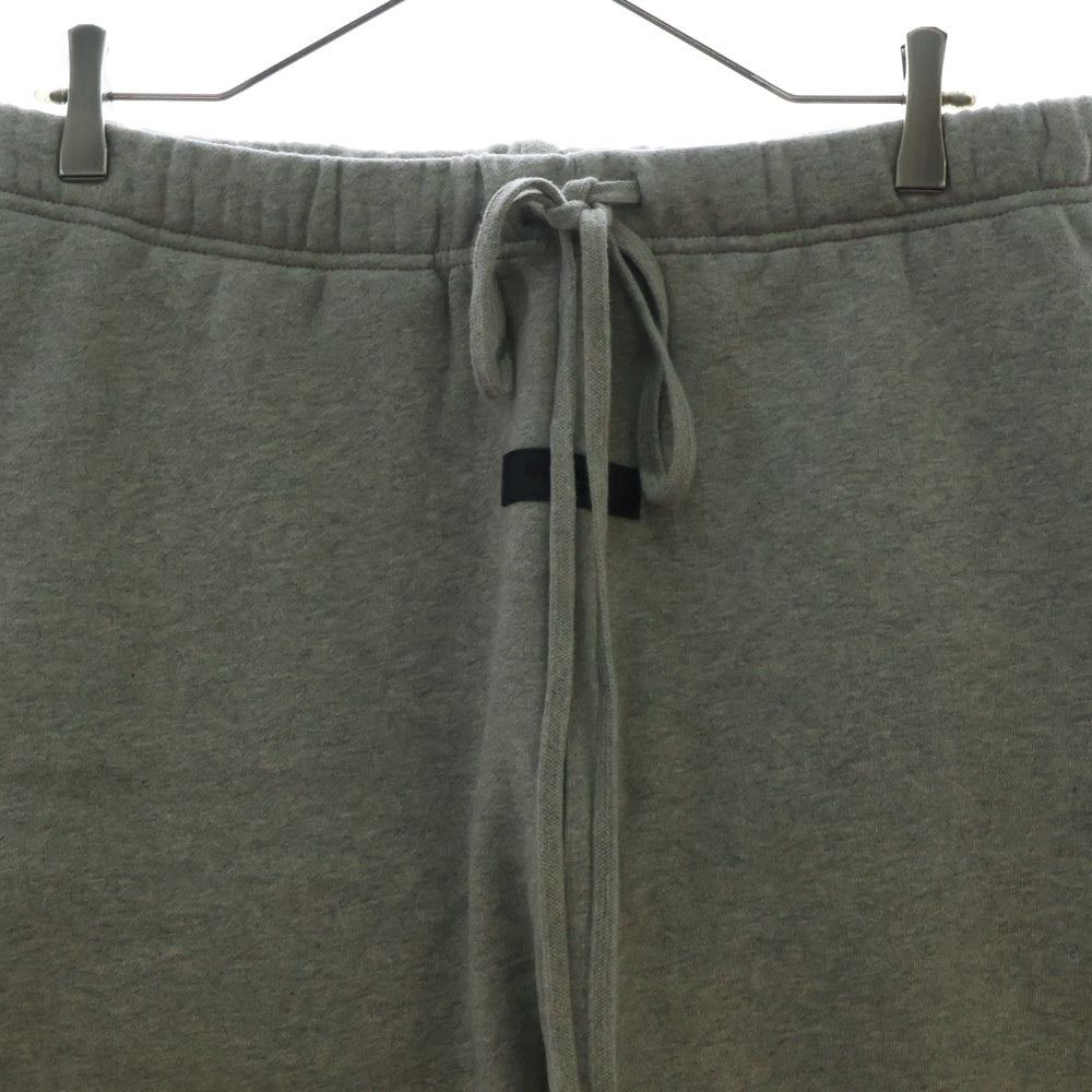 FEAR OF GOD ESSENTIALS(フィアオブゴッド エッセンシャルズ) SHORT PANTS 1977 フェルトロゴ スウェットハーフパンツ ショーツ グレー