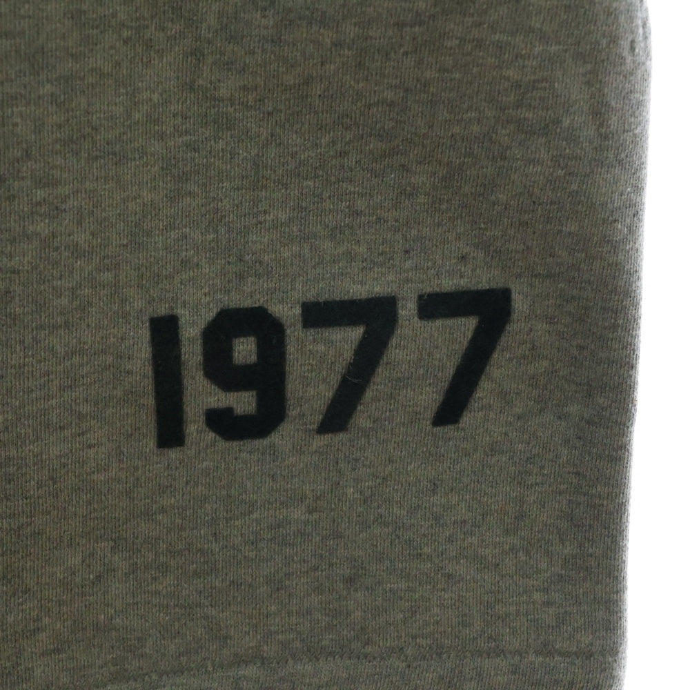 FEAR OF GOD ESSENTIALS(フィアオブゴッド エッセンシャルズ) SHORT PANTS 1977 フェルトロゴ スウェットハーフパンツ ショーツ グレー
