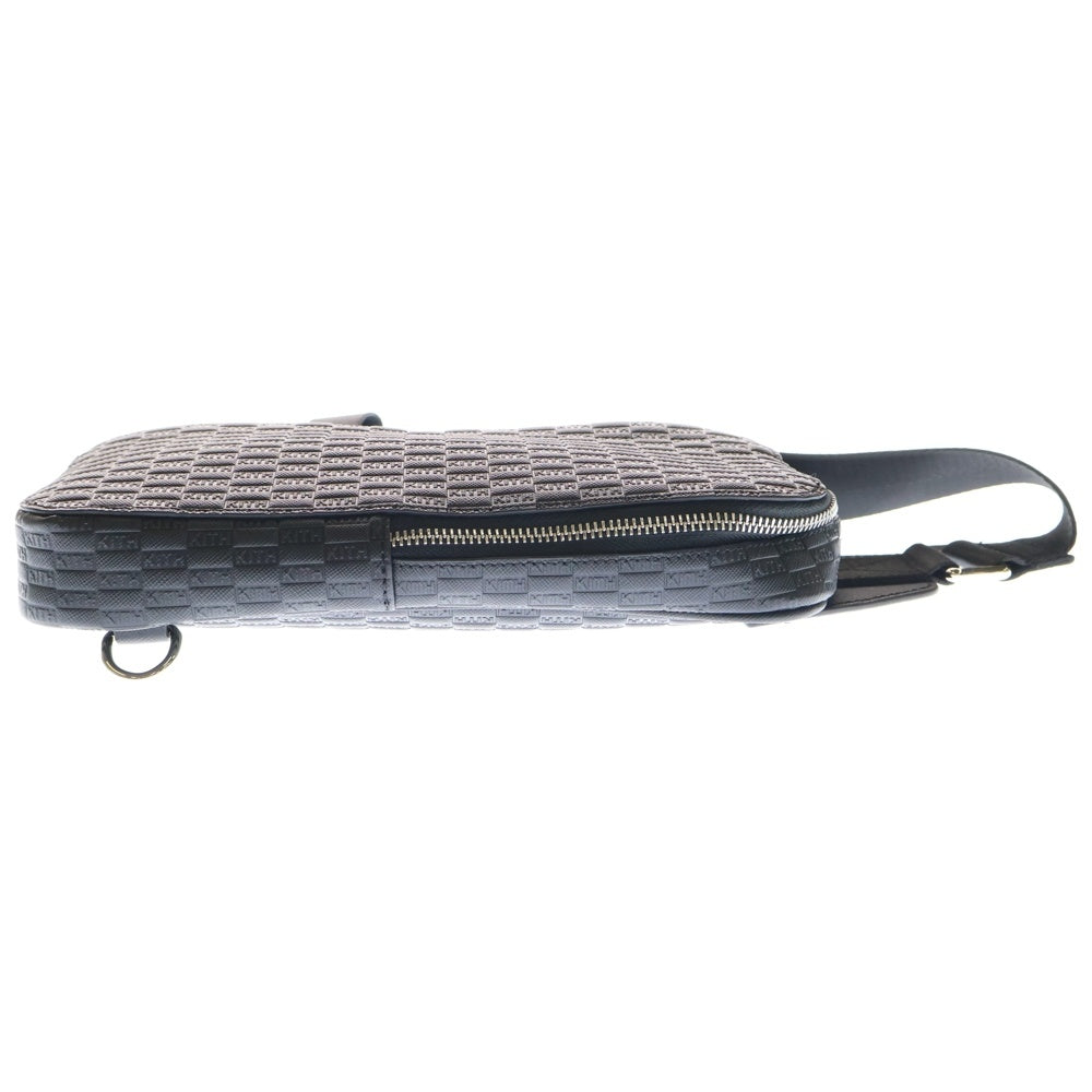 KITH(キス) Monogram Leather Stagg Crossbody モノグラム レザースタッグ クロスボディ ショルダーバッグ ブラック KHM040127