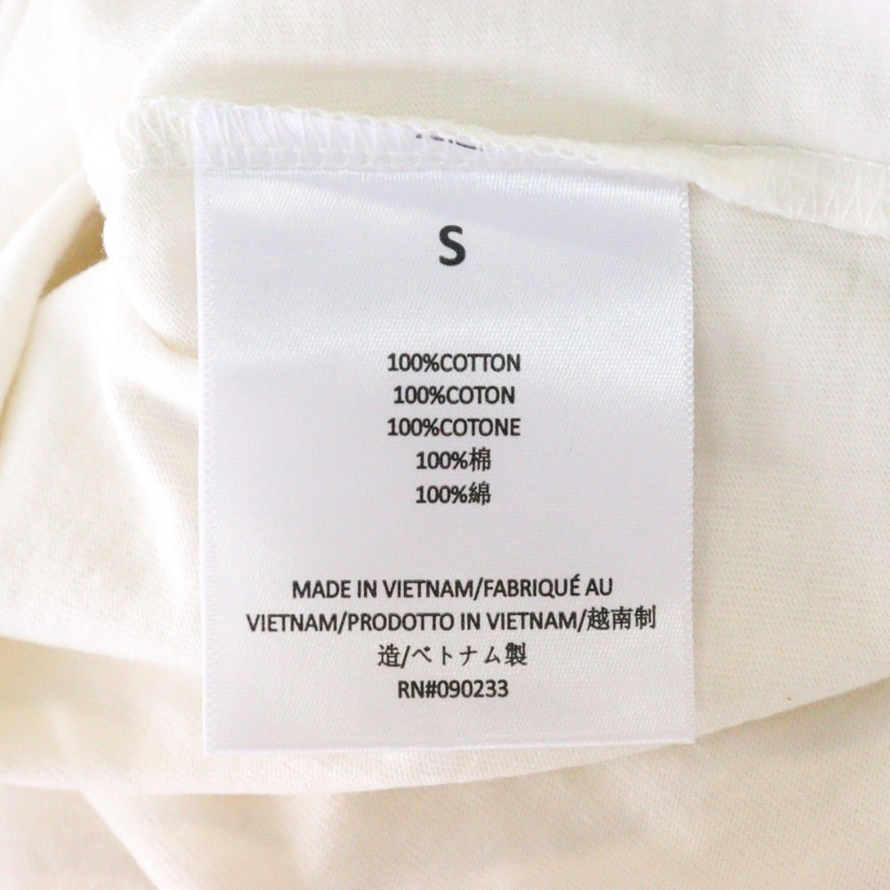 FEAR OF GOD ESSENTIALS(フィアオブゴッド エッセンシャルズ) S/S T-SHIRT フロントラバーロゴ 半袖Tシャツ アイボリー