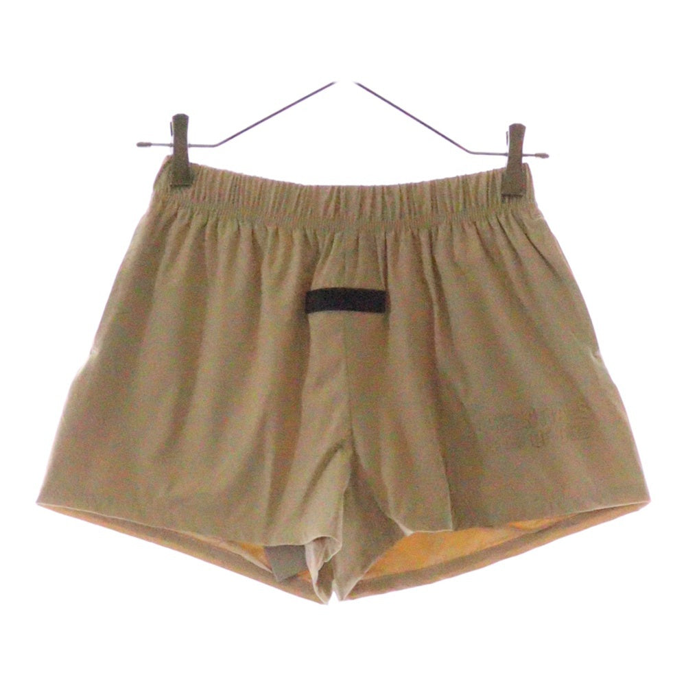 FEAR OF GOD ESSENTIALS(フィアオブゴッド エッセンシャルズ) NYLON SHORT PANTS ラバーロゴ ナイロンハーフパンツ ショーツ ベージュ