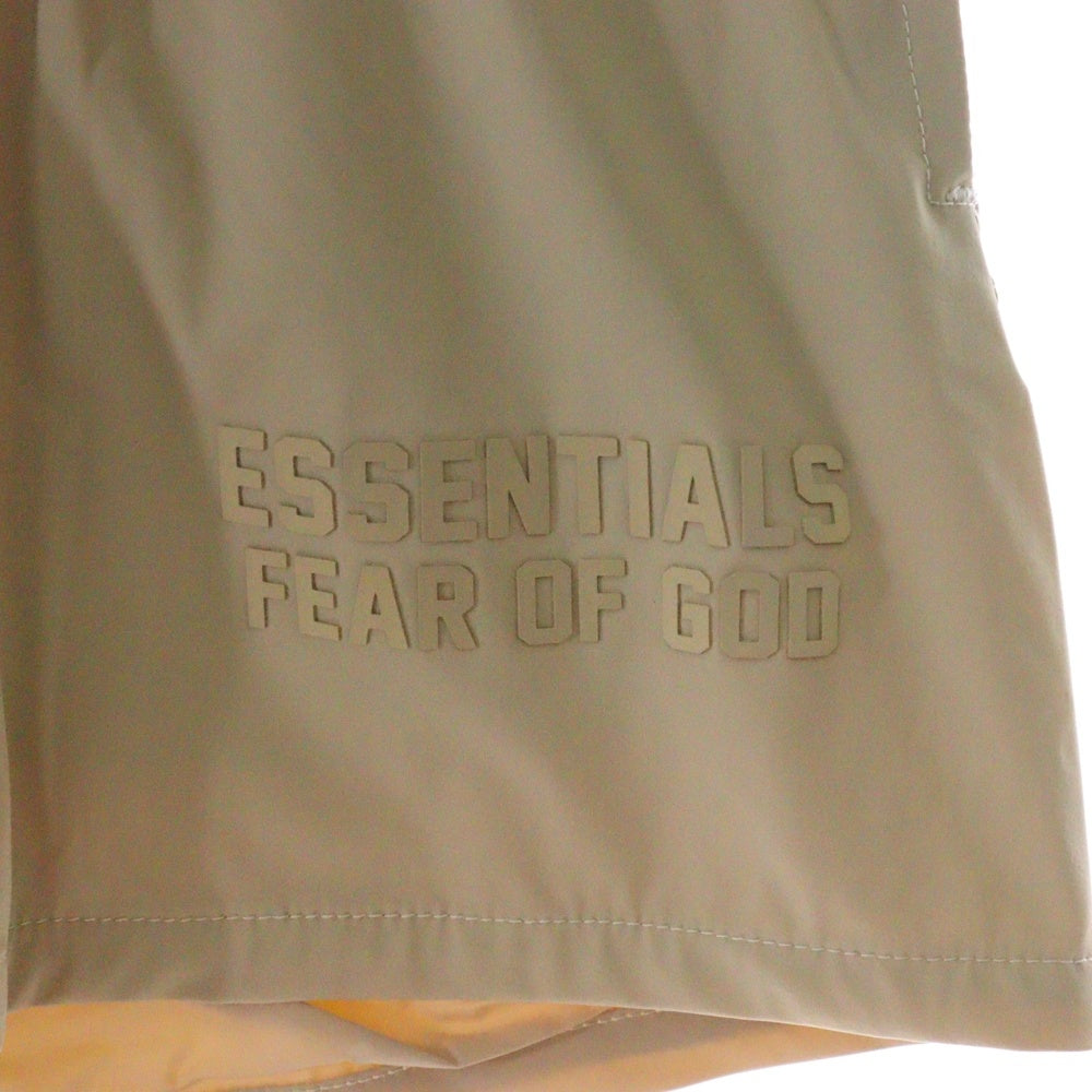 FEAR OF GOD ESSENTIALS(フィアオブゴッド エッセンシャルズ) NYLON SHORT PANTS ラバーロゴ ナイロンハーフパンツ ショーツ ベージュ