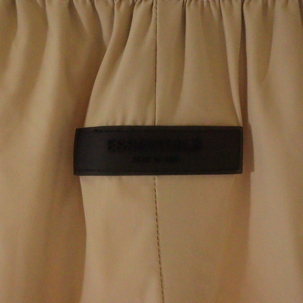FEAR OF GOD ESSENTIALS(フィアオブゴッド エッセンシャルズ) NYLON SHORT PANTS ラバーロゴ ナイロンハーフパンツ ショーツ ベージュ