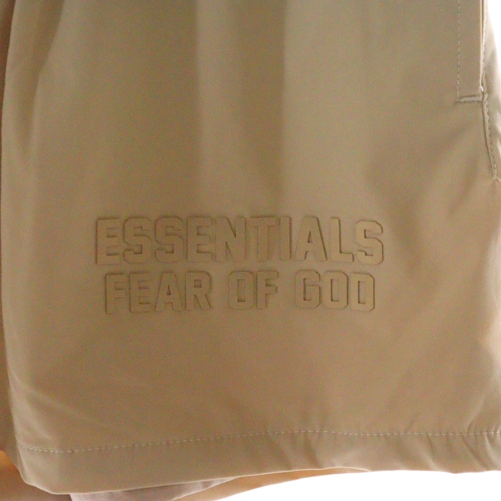 FEAR OF GOD ESSENTIALS(フィアオブゴッド エッセンシャルズ) NYLON SHORT PANTS ラバーロゴ ナイロンハーフパンツ ショーツ ベージュ