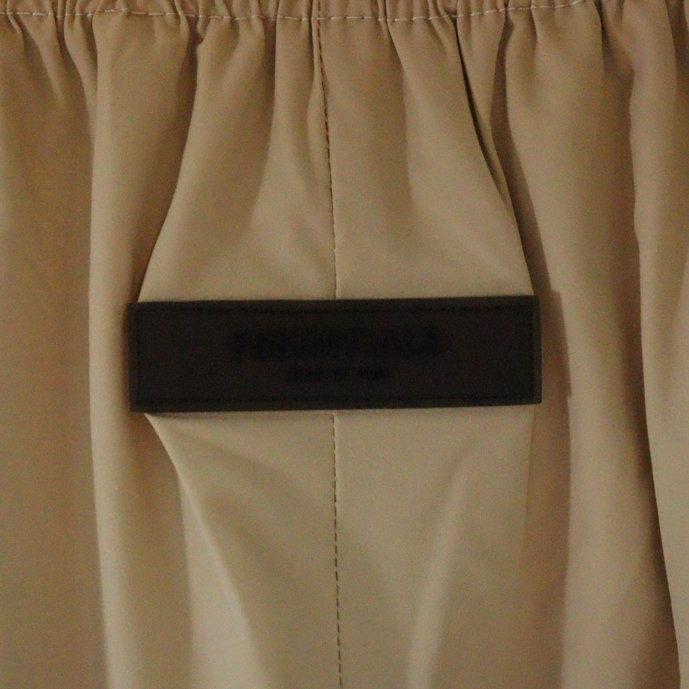 FEAR OF GOD ESSENTIALS(フィアオブゴッド エッセンシャルズ) NYLON SHORT PANTS ラバーロゴ ナイロンハーフパンツ ショーツ ベージュ