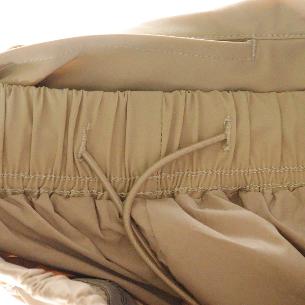 FEAR OF GOD ESSENTIALS(フィアオブゴッド エッセンシャルズ) NYLON SHORT PANTS ラバーロゴ ナイロンハーフパンツ ショーツ ベージュ