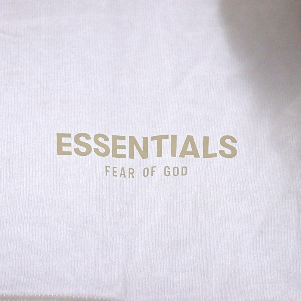 FEAR OF GOD ESSENTIALS(フィアオブゴッド エッセンシャルズ) L/S T-SHIRT バックロゴ 長袖Tシャツ ロンT ホワイト