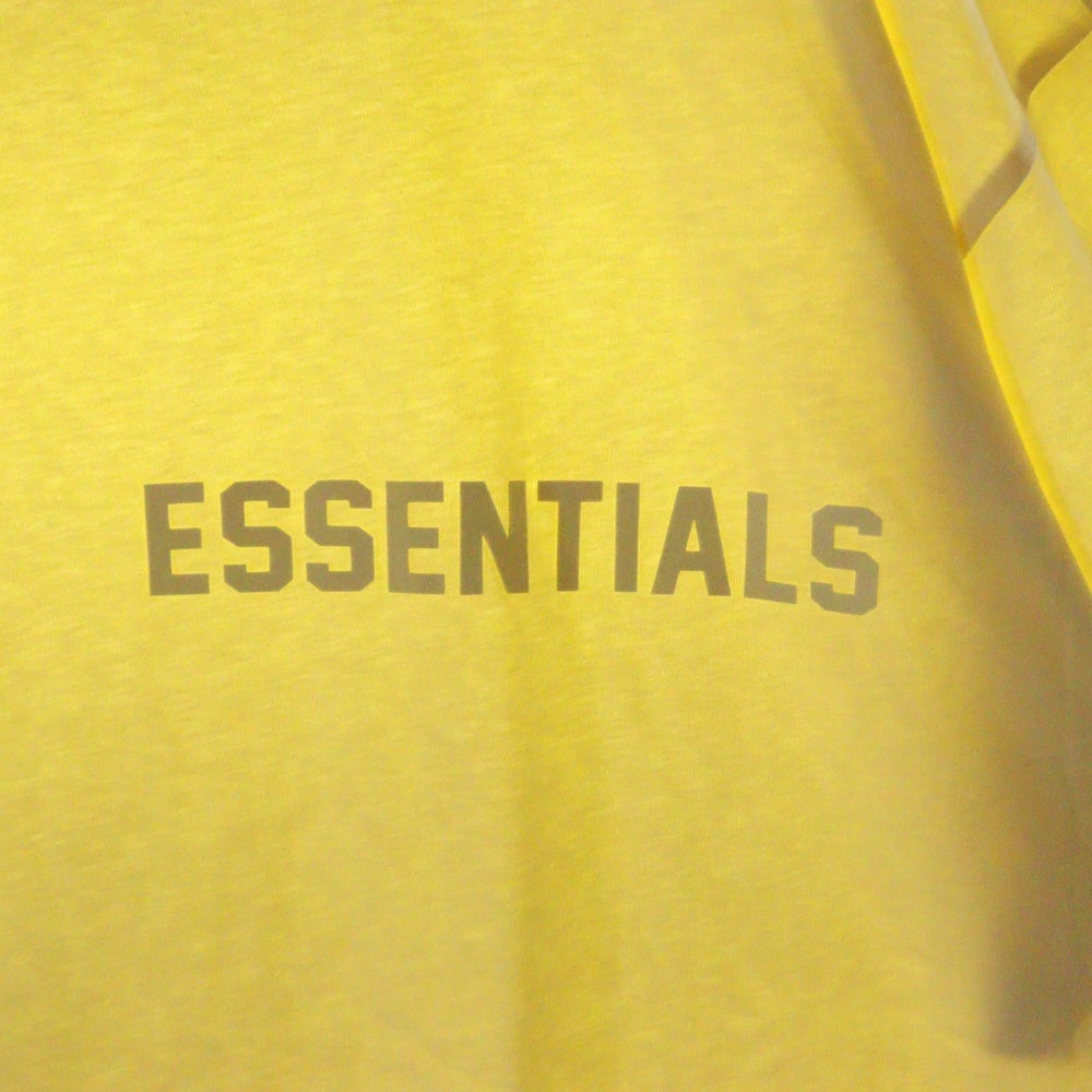 FEAR OF GOD ESSENTIALS(フィアオブゴッド エッセンシャルズ) S/S T-SHIRT フェルトロゴ 半袖Tシャツ イエロー