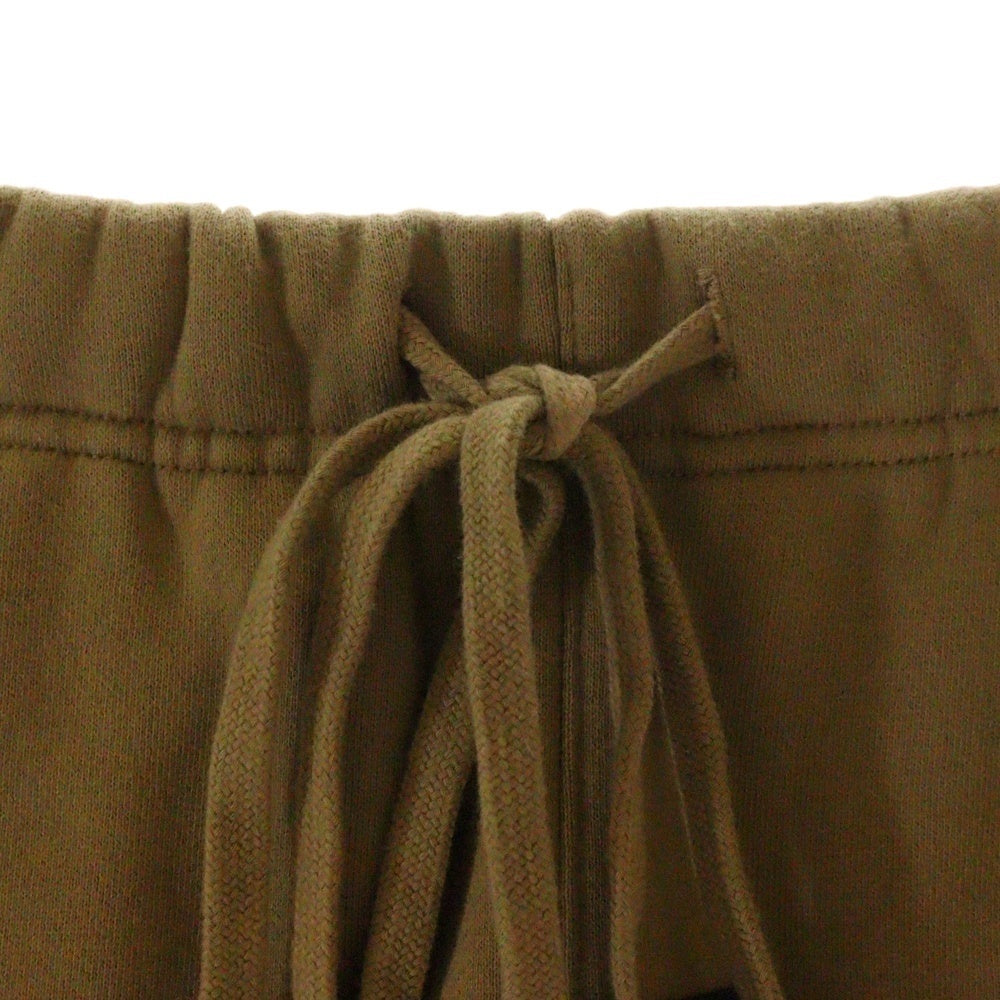 FEAR OF GOD ESSENTIALS(フィアオブゴッド エッセンシャルズ) SHORT PANTS リフレクターロゴ スウェットハーフパンツ ショーツ マスタード