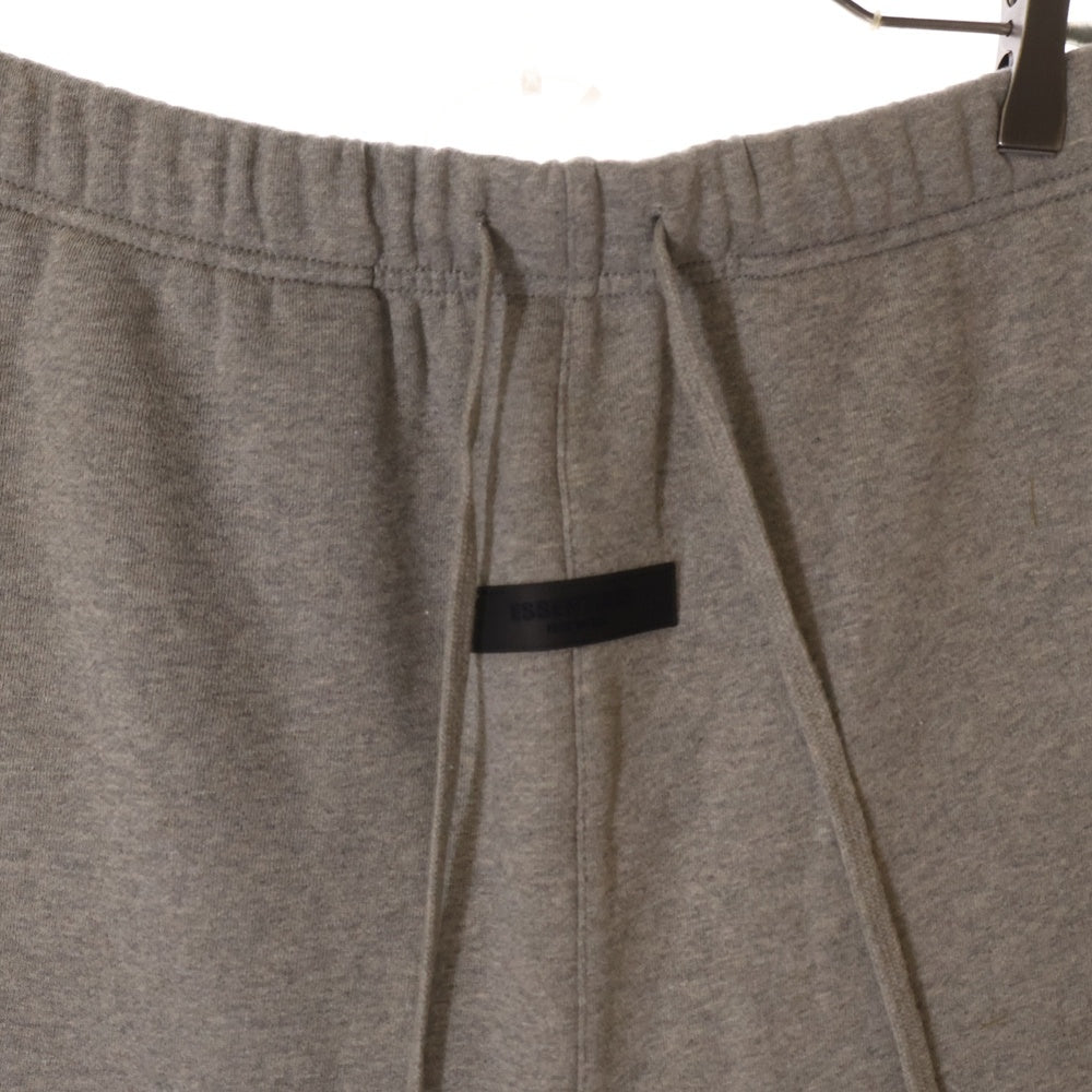 FEAR OF GOD ESSENTIALS(フィアオブゴッド エッセンシャルズ) SHORT PANTS 1977 フェルトロゴ スウェットハーフパンツ ショーツ グレー