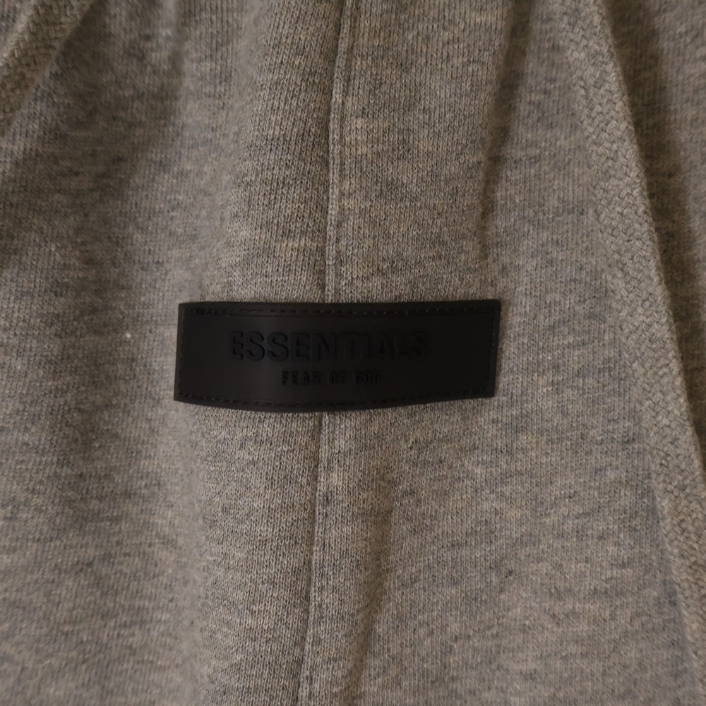 FEAR OF GOD ESSENTIALS(フィアオブゴッド エッセンシャルズ) SHORT PANTS 1977 フェルトロゴ スウェットハーフパンツ ショーツ グレー