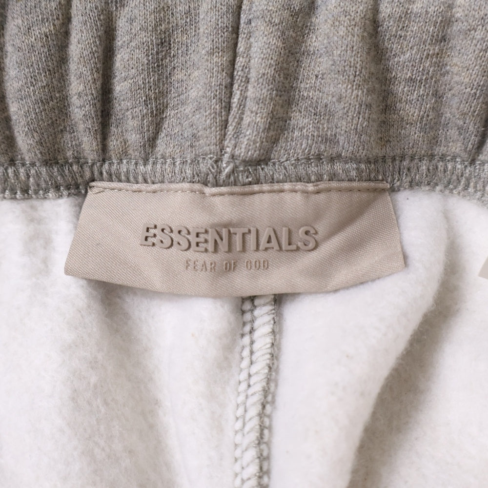 FEAR OF GOD ESSENTIALS(フィアオブゴッド エッセンシャルズ) SHORT PANTS 1977 フェルトロゴ スウェットハーフパンツ ショーツ グレー