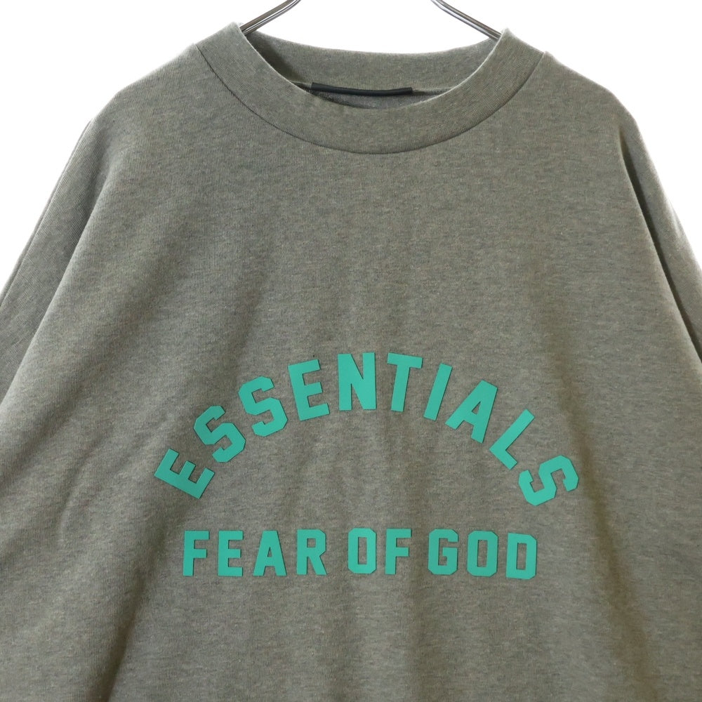 FEAR OF GOD ESSENTIALS(フィアオブゴッド エッセンシャルズ) SWEATSHIRT リラックスロゴ クルーネックスウェットトレーナー グレー/グリーン