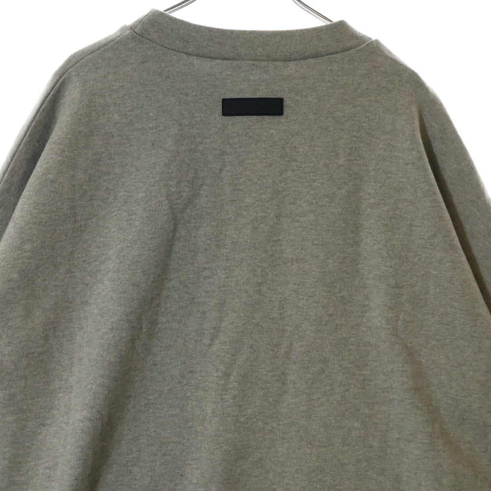 FEAR OF GOD ESSENTIALS(フィアオブゴッド エッセンシャルズ) SWEATSHIRT リラックスロゴ クルーネックスウェットトレーナー グレー/グリーン