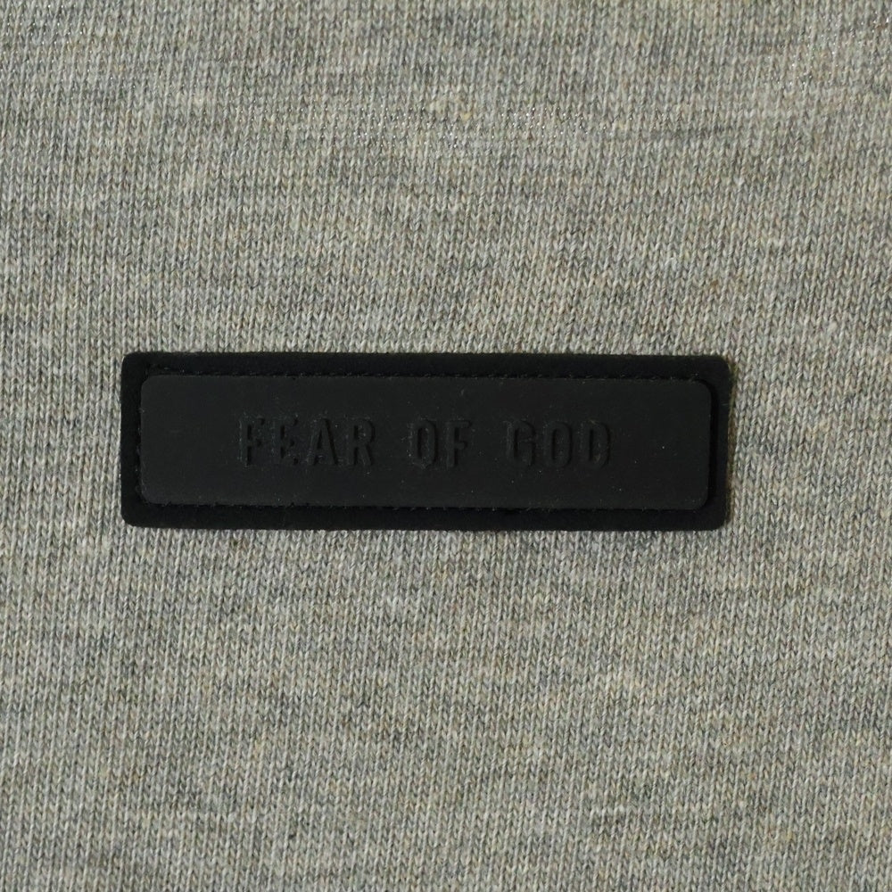 FEAR OF GOD ESSENTIALS(フィアオブゴッド エッセンシャルズ) SWEATSHIRT リラックスロゴ クルーネックスウェットトレーナー グレー/グリーン