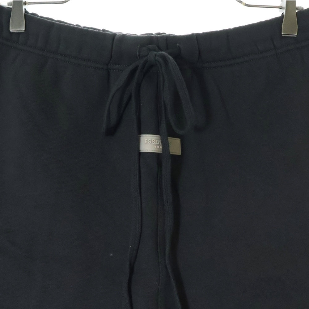 FEAR OF GOD ESSENTIALS(フィアオブゴッド エッセンシャルズ) SHORT PANTS 1977 フェルトロゴ スウェットハーフパンツ ショーツ グレー