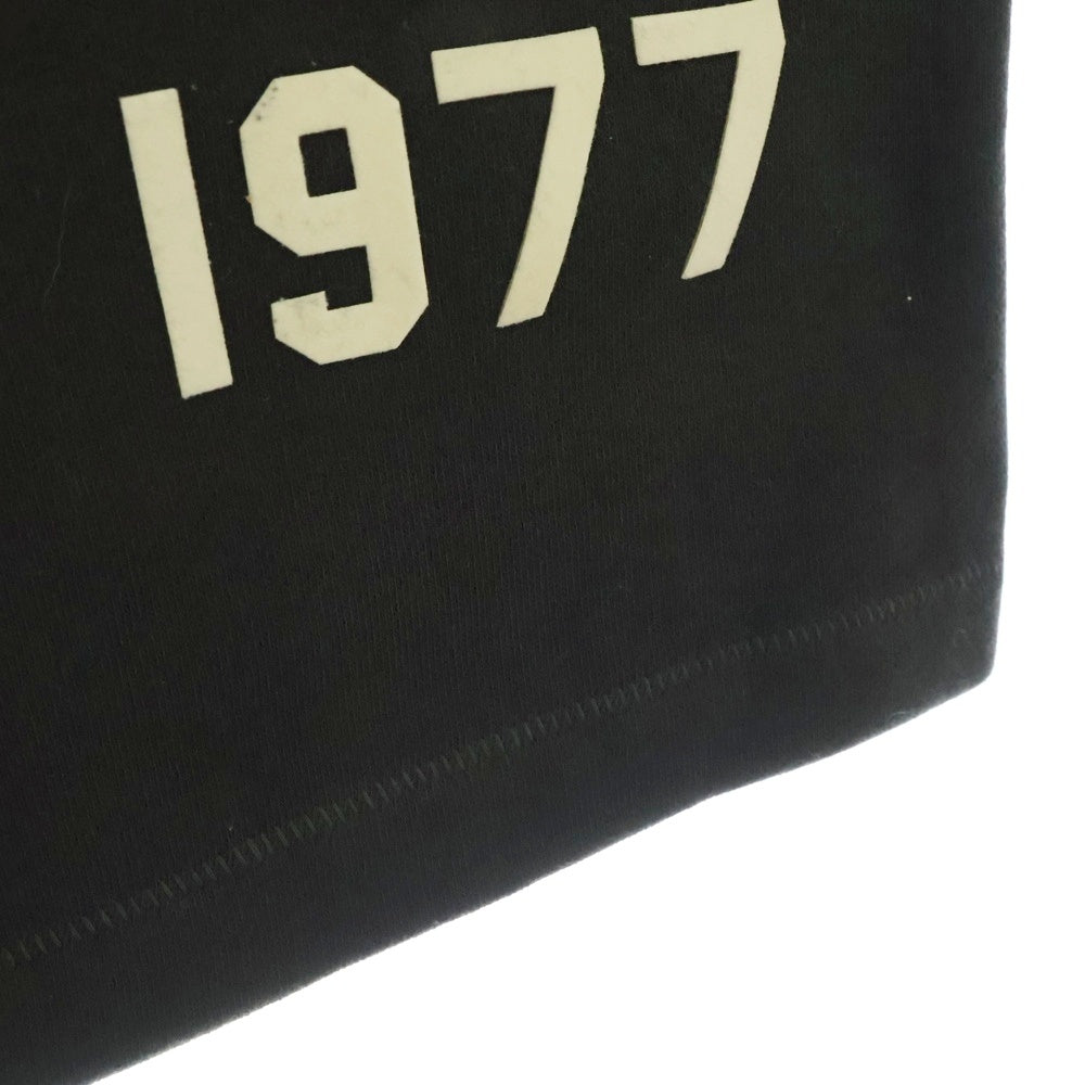 FEAR OF GOD ESSENTIALS(フィアオブゴッド エッセンシャルズ) SHORT PANTS 1977 フェルトロゴ スウェットハーフパンツ ショーツ グレー