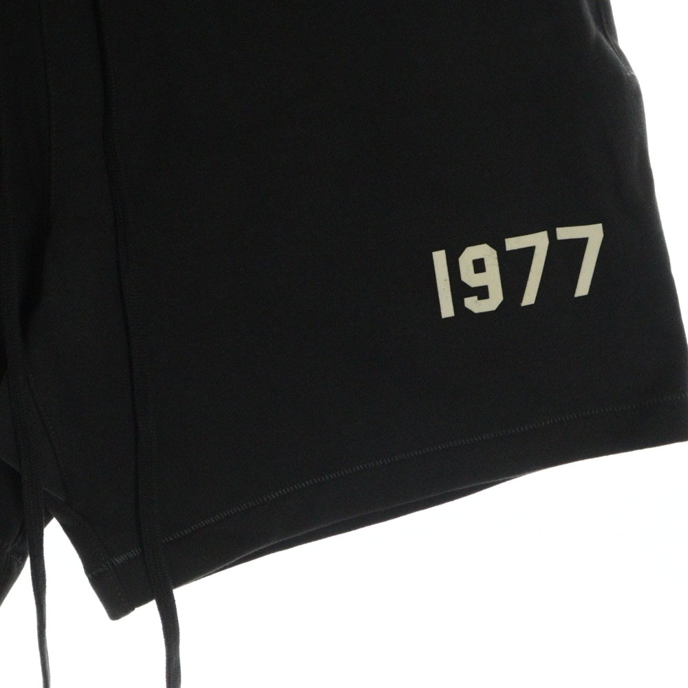 FEAR OF GOD ESSENTIALS(フィアオブゴッド エッセンシャルズ) SHORT PANTS 1977 フェルトロゴ スウェットハーフパンツ ショーツ グレー