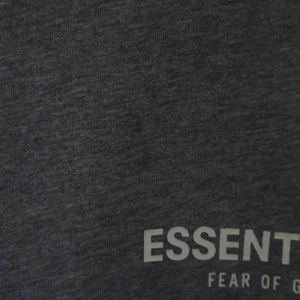 FEAR OF GOD ESSENTIALS(フィアオブゴッド エッセンシャルズ) S/S T-SHIRT ロゴプリント 半袖Tシャツ グレー