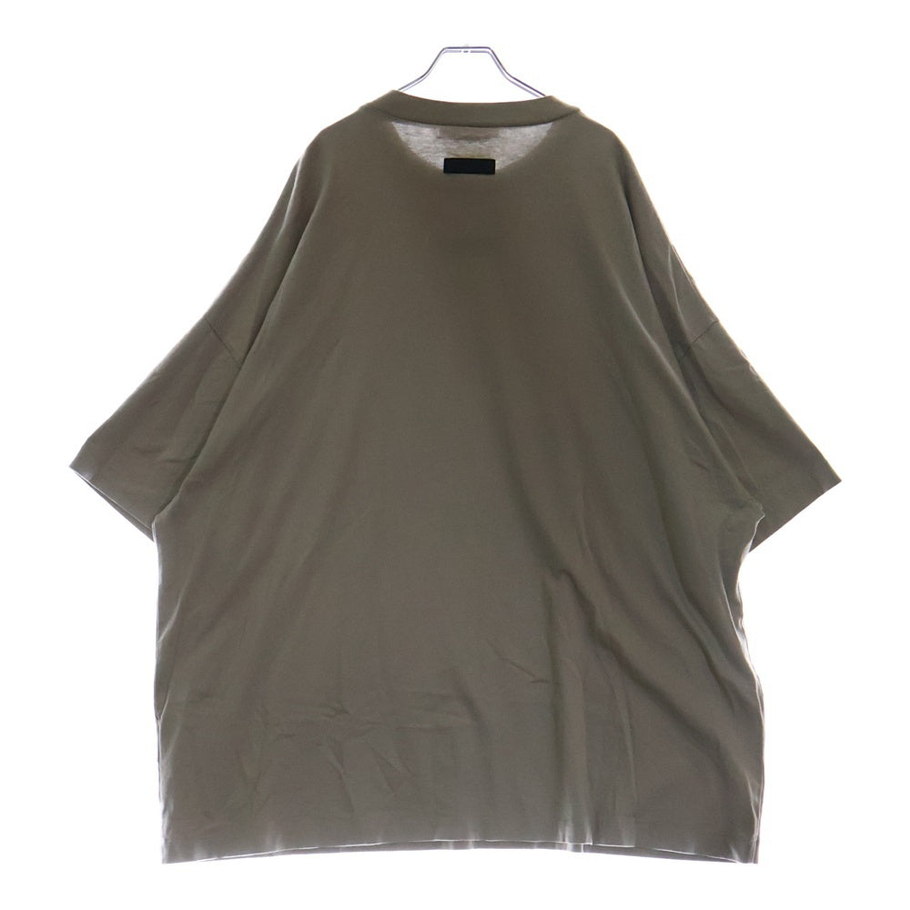 FEAR OF GOD ESSENTIALS(フィアオブゴッド エッセンシャルズ) S/S T-SHIRT ラバーロゴ 半袖Tシャツ グレー
