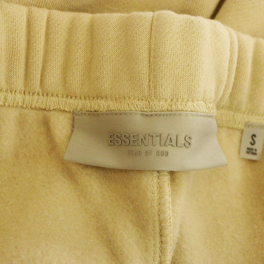 FEAR OF GOD ESSENTIALS(フィアオブゴッド エッセンシャルズ) SHORT PANTS ラバーロゴ スウェットハーフパンツ ショーツ ベージュ