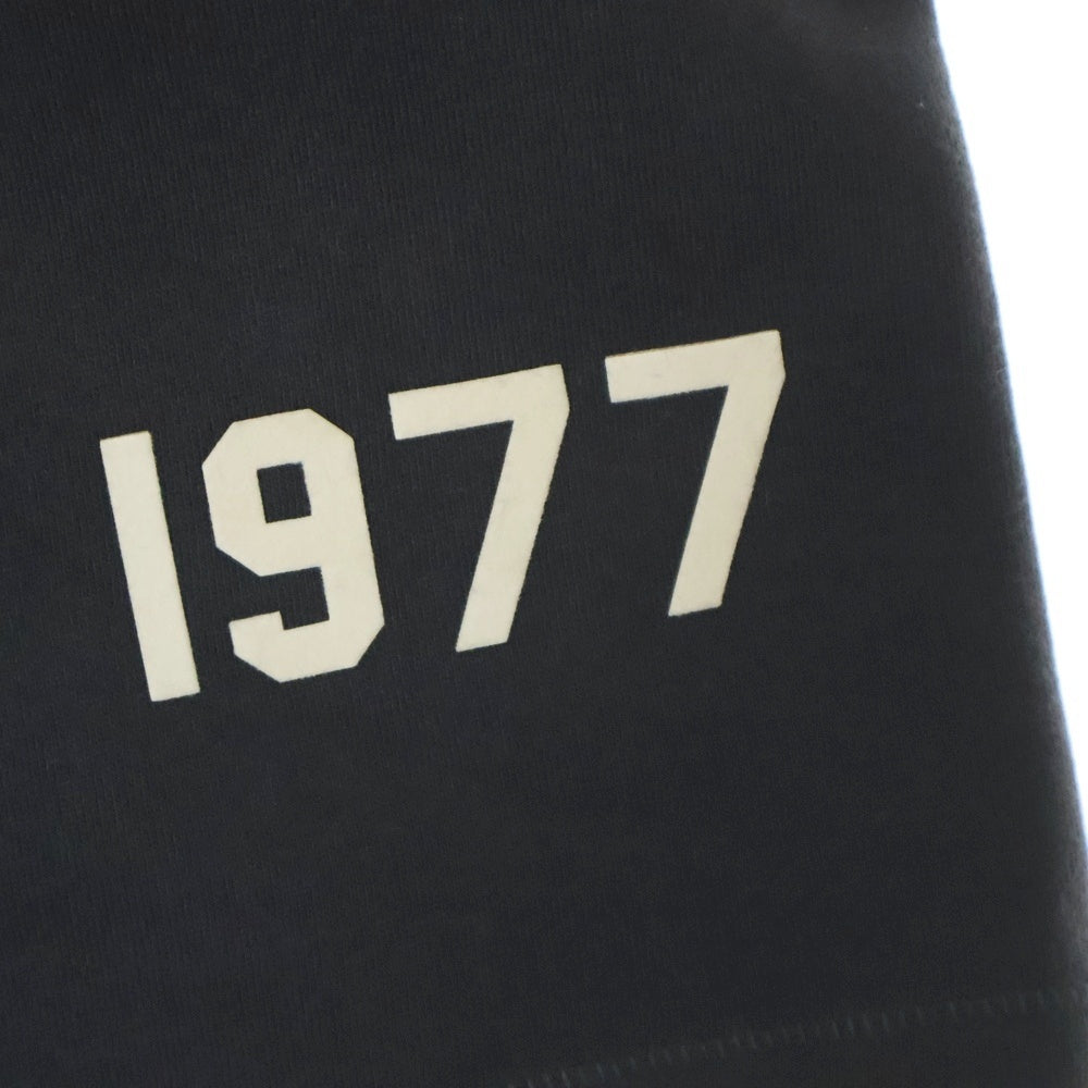 FEAR OF GOD ESSENTIALS(フィアオブゴッド エッセンシャルズ) SHORT PANTS 1977 フェルトロゴ スウェットハーフパンツ ショーツ ブラック