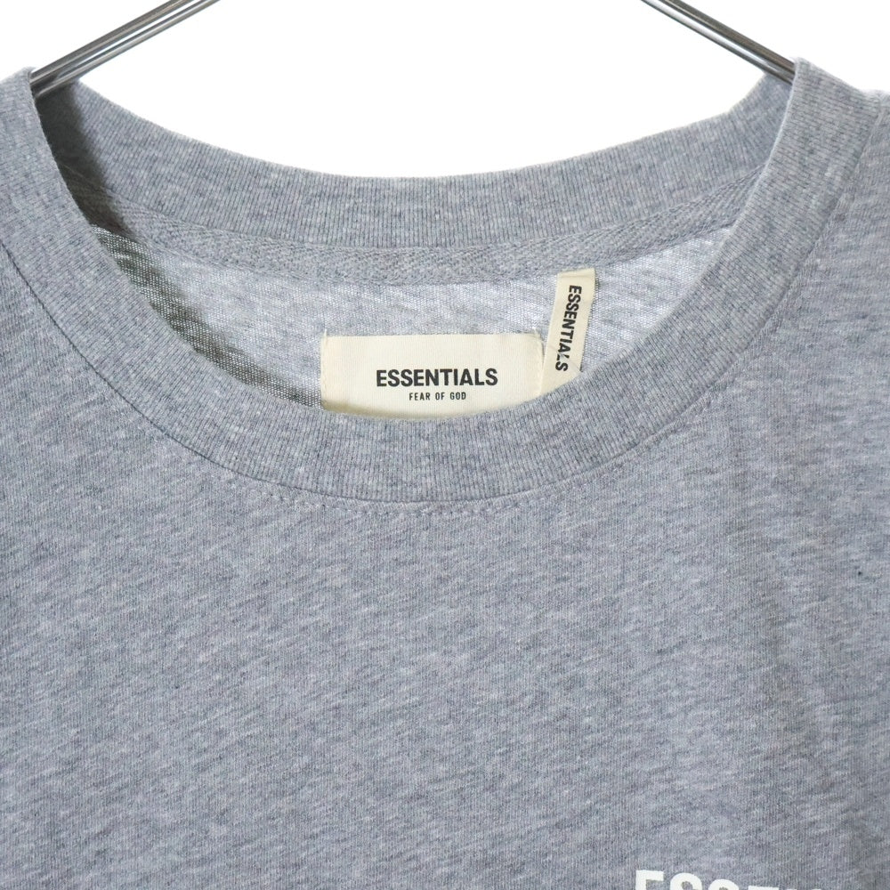 FEAR OF GOD ESSENTIALS(フィアオブゴッド エッセンシャルズ) S/S T-SHIRT ロゴプリント 半袖Tシャツ グレー