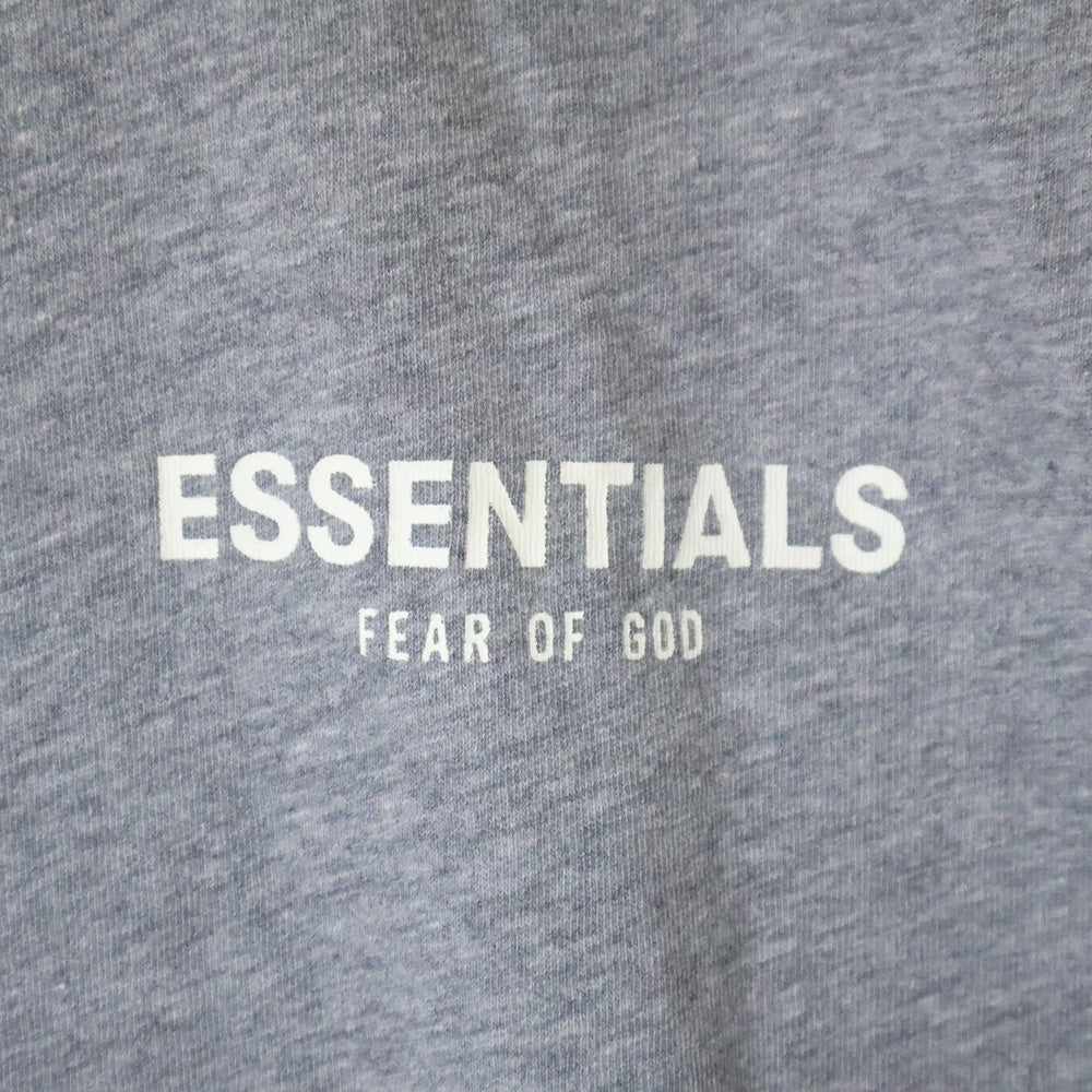 FEAR OF GOD ESSENTIALS(フィアオブゴッド エッセンシャルズ) S/S T-SHIRT ロゴプリント 半袖Tシャツ グレー