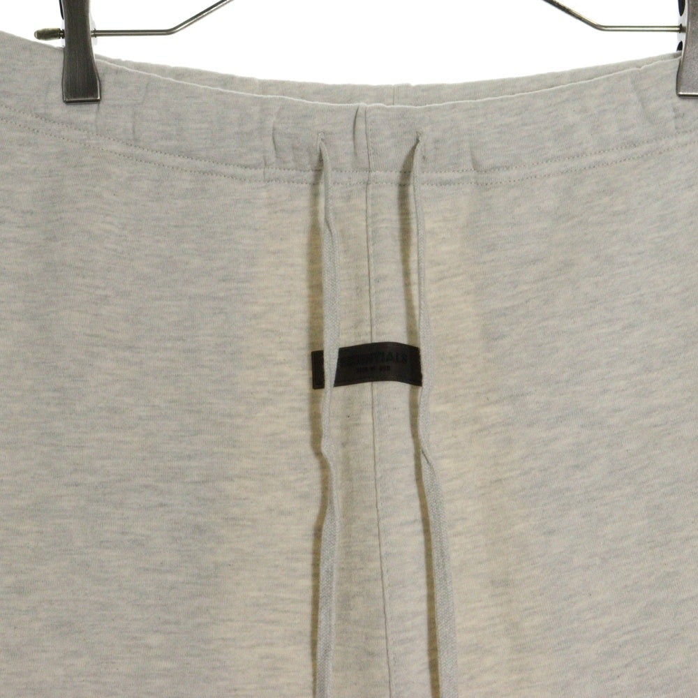 FEAR OF GOD ESSENTIALS(フィアオブゴッド エッセンシャルズ) SHORT PANTS 1977 フェルトロゴ スウェットハーフパンツ ショーツ グレージュ