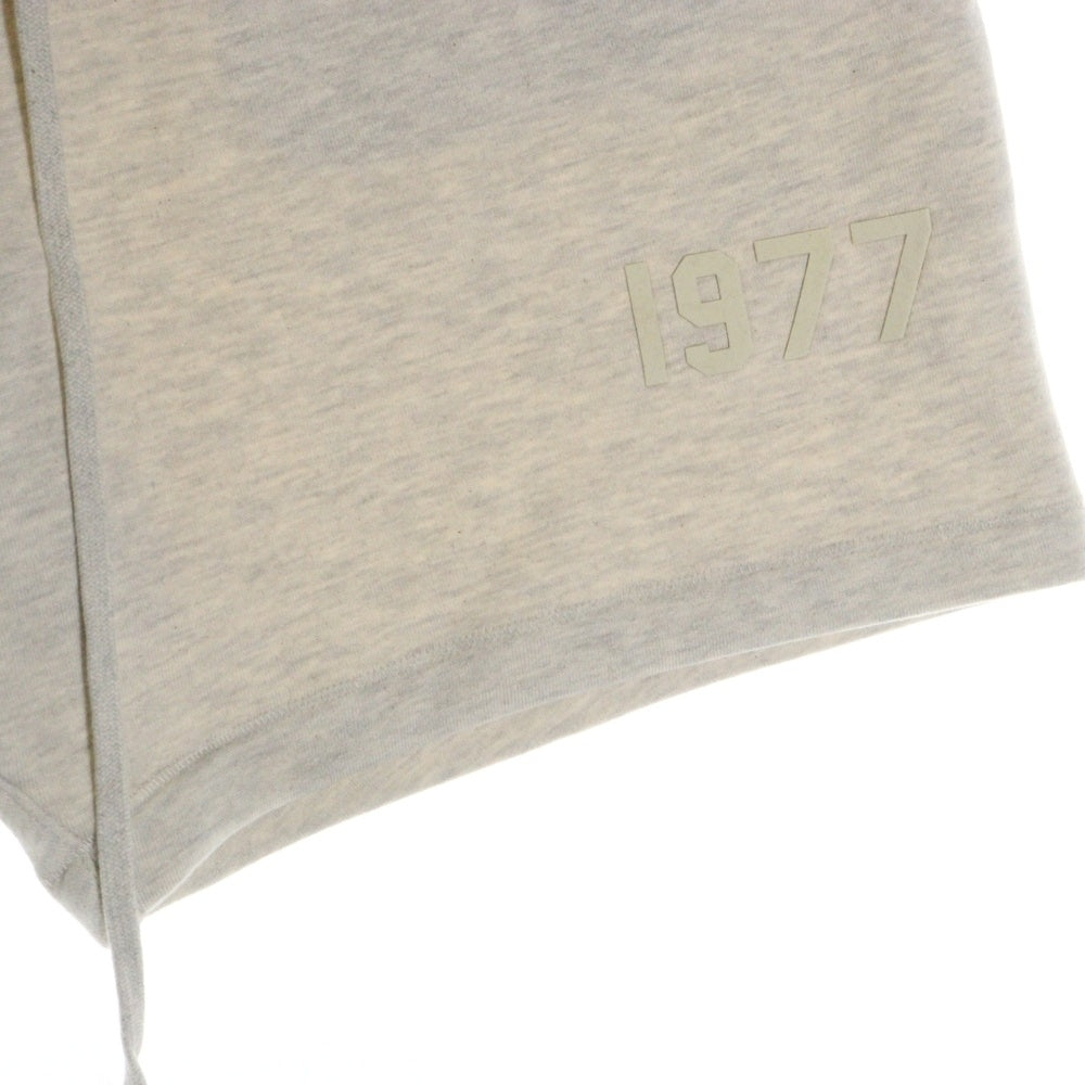 FEAR OF GOD ESSENTIALS(フィアオブゴッド エッセンシャルズ) SHORT PANTS 1977 フェルトロゴ スウェットハーフパンツ ショーツ グレージュ