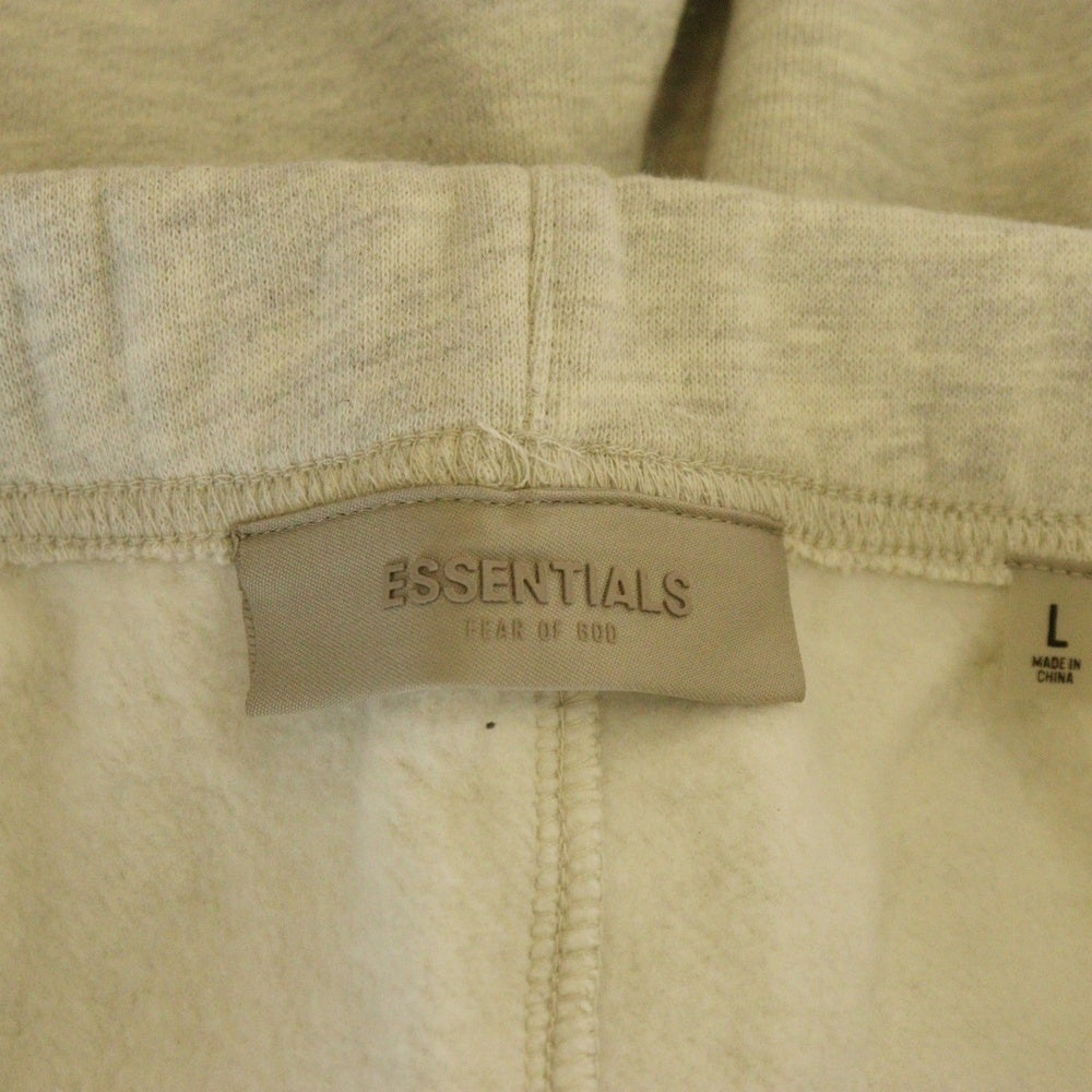 FEAR OF GOD ESSENTIALS(フィアオブゴッド エッセンシャルズ) SHORT PANTS 1977 フェルトロゴ スウェットハーフパンツ ショーツ グレージュ