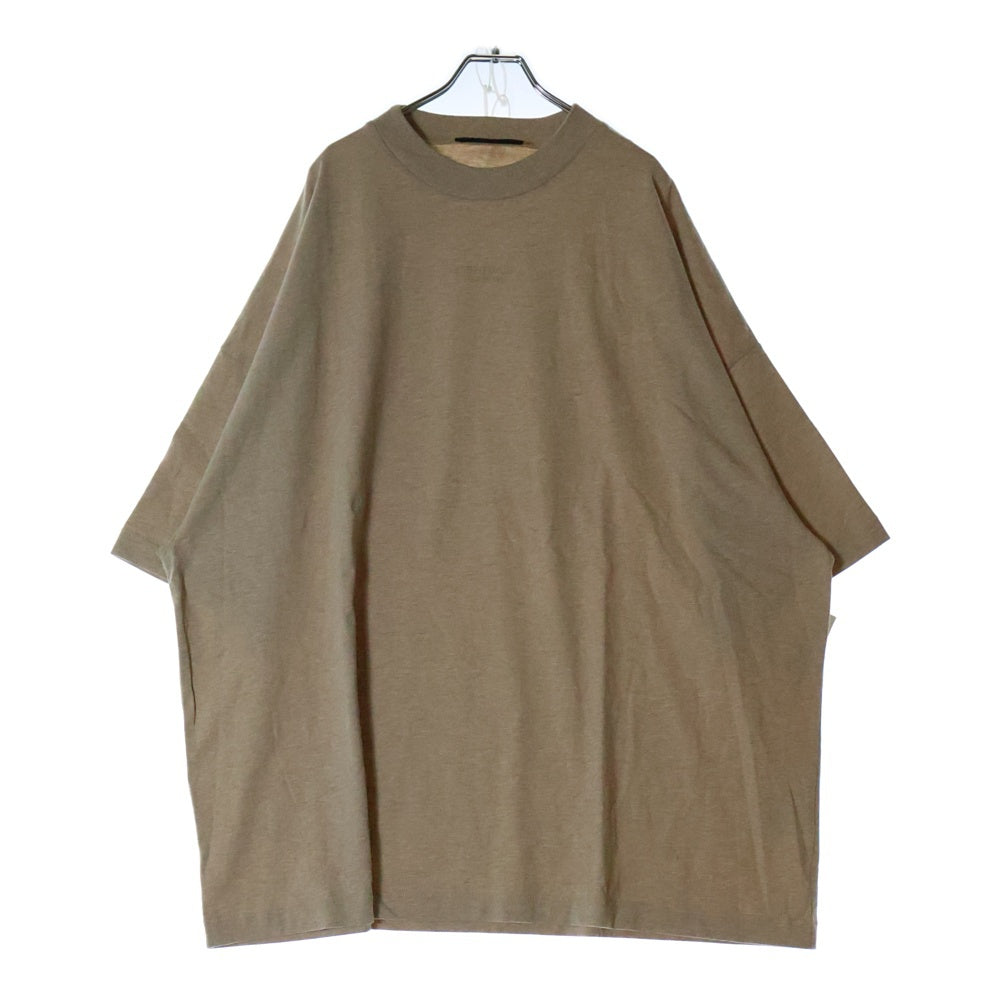 FEAR OF GOD ESSENTIALS(フィアオブゴッド エッセンシャルズ) S/S T-SHIRT ラバーロゴ 半袖Tシャツ ベージュ