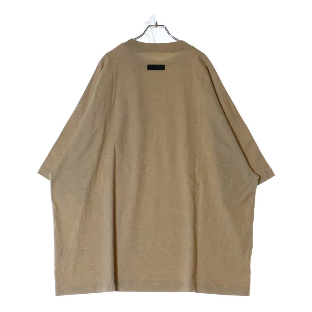 FEAR OF GOD ESSENTIALS(フィアオブゴッド エッセンシャルズ) S/S T-SHIRT ラバーロゴ 半袖Tシャツ ベージュ