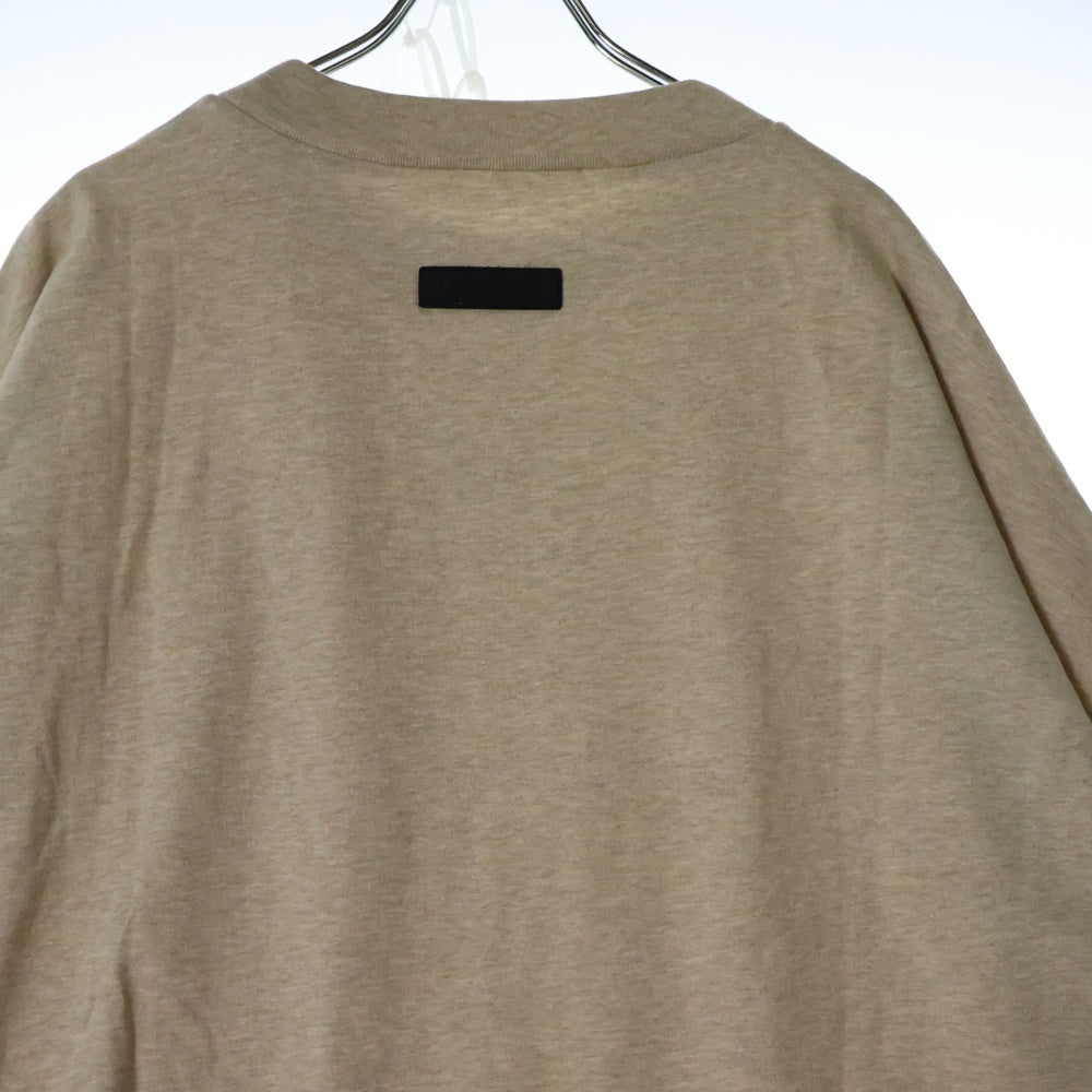 FEAR OF GOD ESSENTIALS(フィアオブゴッド エッセンシャルズ) S/S T-SHIRT ラバーロゴ 半袖Tシャツ ベージュ